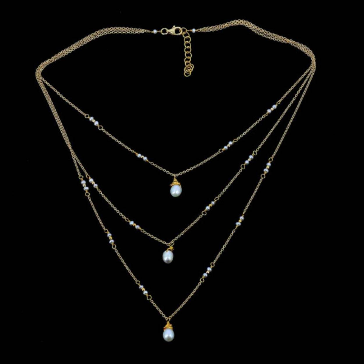 Originele vergulde Sanjoya ketting van 3 rijen op verschillende lengtes met enkele parels. De bijpassende oorbellen en armband maken het setje compleet.