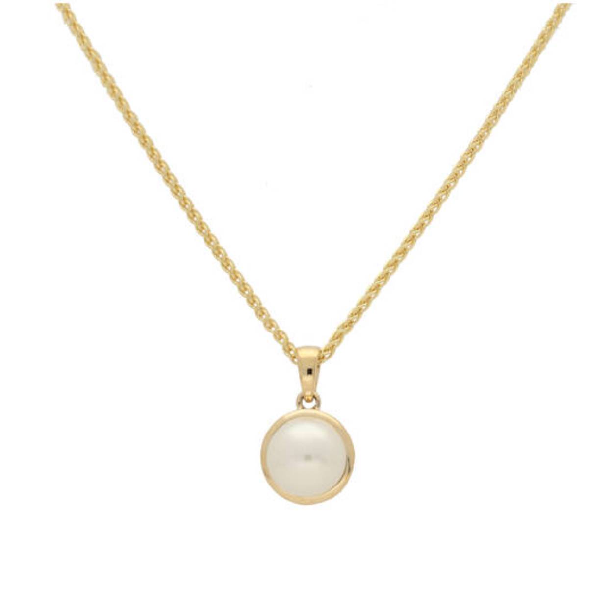 Huiscollectie geelgouden collier. Aan het collier een hanger met parel.
