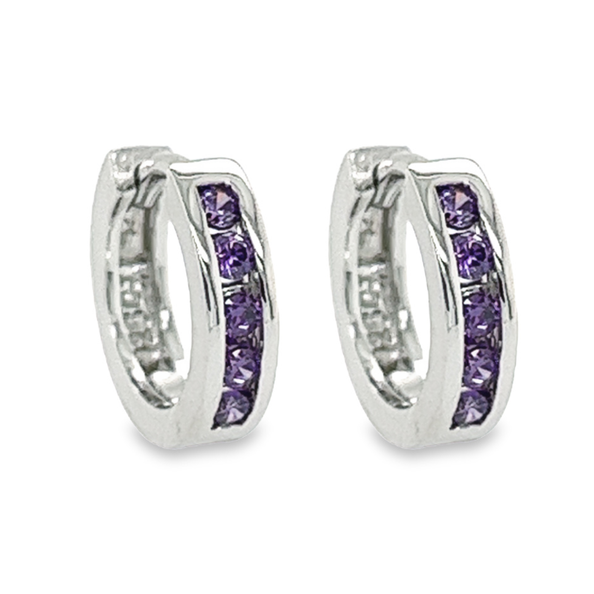 Deze elegante zilveren klapoorringen zijn het perfecte accessoire voor elke gelegenheid. De gerhodineerde afwerking zorgt voor een glanzende zilveren kleur die lang mooi blijft. Het speciale Amethist gekleurde Zirkonia stenen accent zorgt voor een vleugje kleur en glans, waardoor deze ringen echt opvallen. Deze oorringen zijn comfortabel om te dragen en hun solide constructie zorgt ervoor dat ze lang meegaan. De combinatie van de 10 briljante zirkonia stenen en het unieke ontwerp maken deze klapoorringen tot een speciaal item dat elke vrouw graag zou willen toevoegen aan haar sieradencollectie.