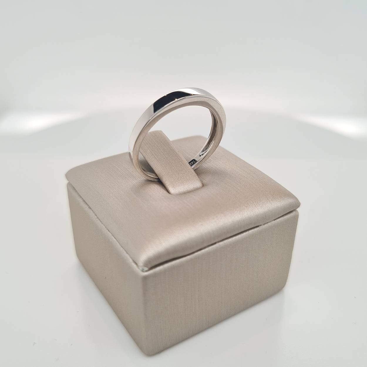 Prachtige fijne 14krt witgouden ring.

Deze ring is maat 54 (17,25), heeft u interesse in een andere maat? Neem dan contact met ons op.
