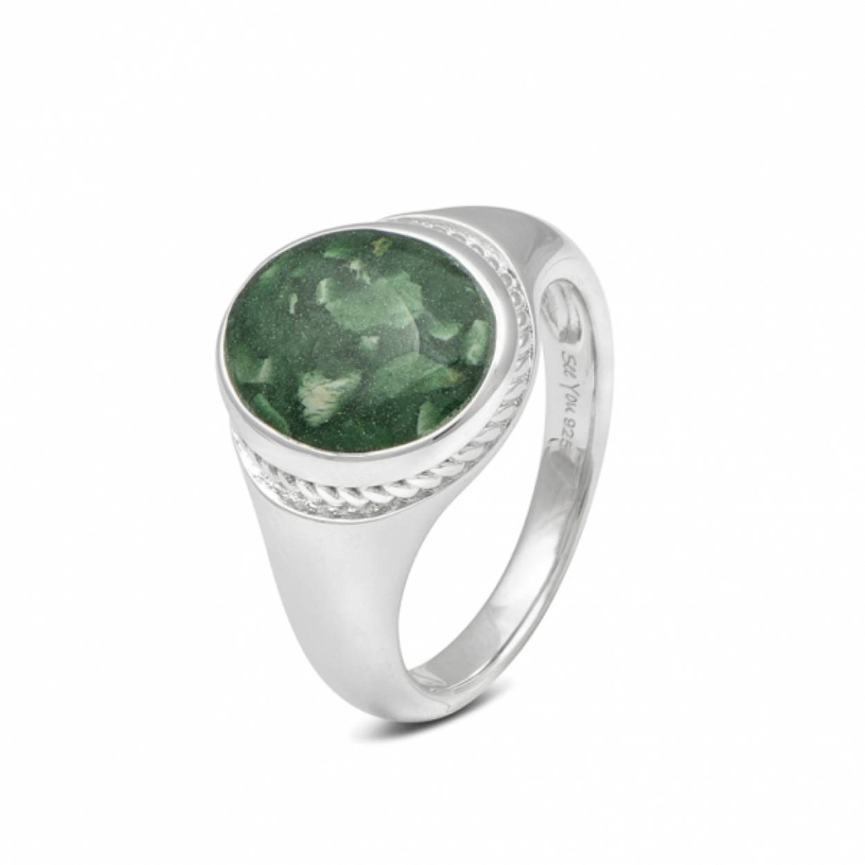 Zilver gerhodineerde gedenksieraad, een ring met een ovale bewerkte kast waar eventueel as in kan. RG050