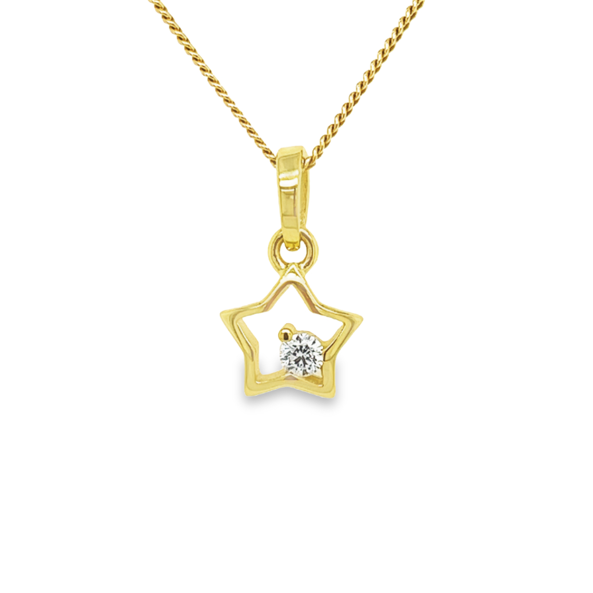 Deze geel gouden hanger is ontzettend leuk! Een sterretje is een mooi symbool met een stralend uiterlijk. Dit hangertje straalt net iets meer door het briljant geslepen zirkonia steentje die in het sterretje is gezet.

Note: het kettinkje hoort niet bij de hanger, deze is enkel gebruikt voor de foto.