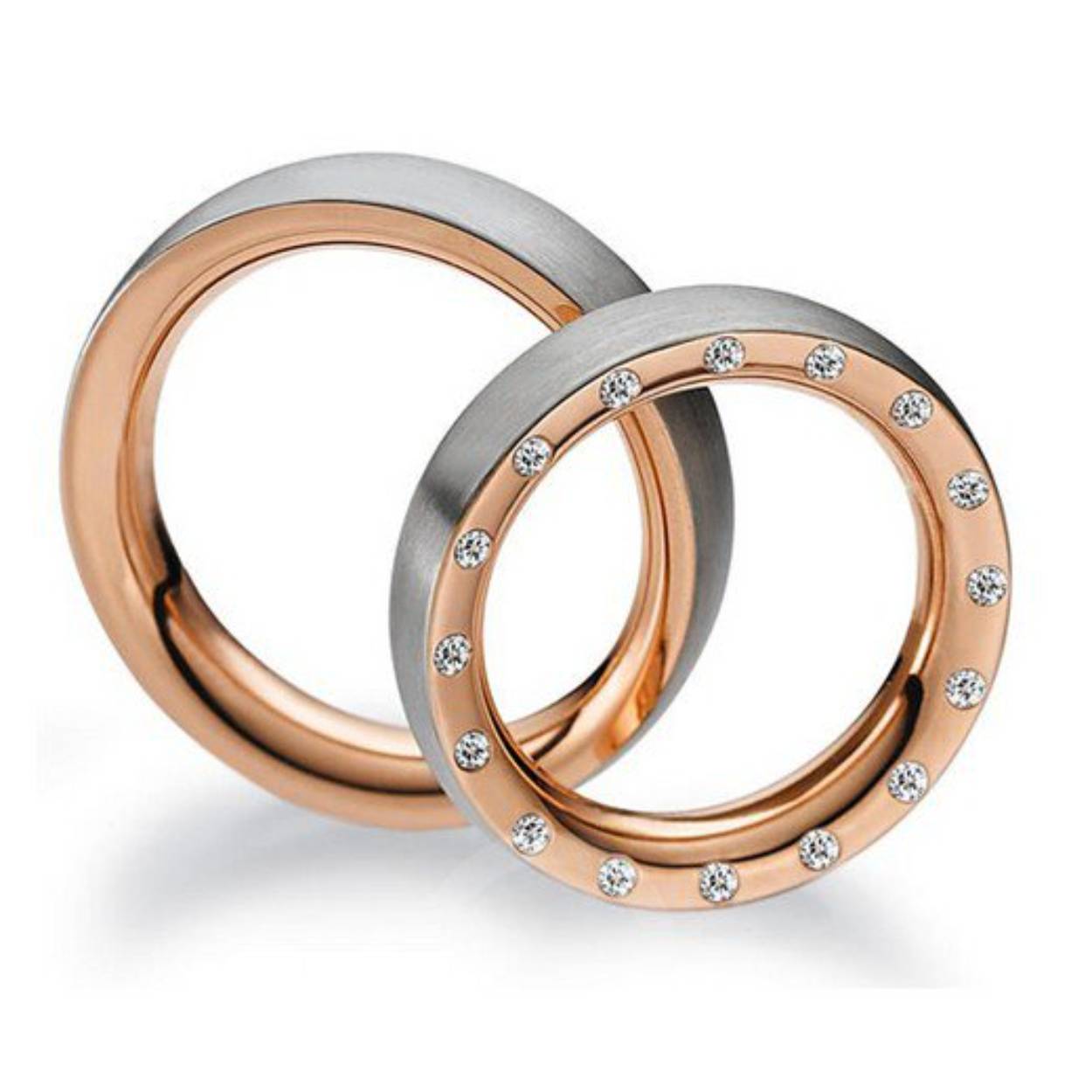 14 karaat bicolor trouwringen  R/W, de damesring is aan de zijkant gezet met in totaal 0.16crt briljant. 5mm breed
Prijs is op aanvraag