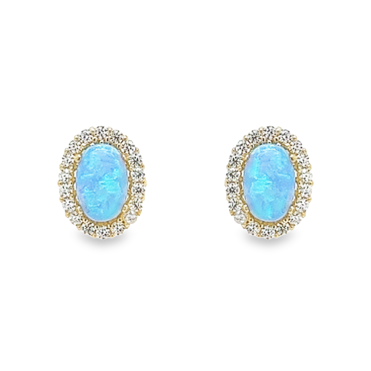 Deze oorstekers zijn ontzettend elegant. De ovaal geslepen steen is een blauw gekleurde opaliet geklemd tussen vier zetpoten. De kleine steentjes zijn briljant geslepen zirkonia's.