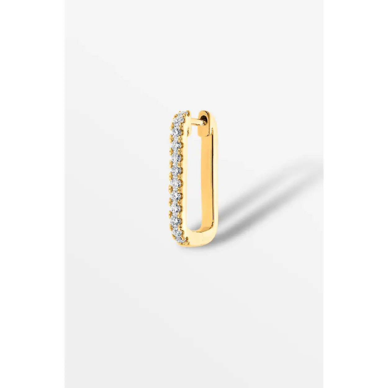 Onze rechthoekige Huggie met diamanten is voorzien van 24 natuurlijke diamanten met een totaalgewicht van 0,21 karaat, gezet in 18-karaats goud. Deze pareltjes van Culet Jewellery zijn perfect voor elke gelegenheid dankzij de prachtige fonkelende diamanten en de rijke, massief gouden kleur. Deze oorbel is perfect voor een elegantere look in combinatie met onze andere oorbellen en piercings. Hij is verkrijgbaar als losse oorbel of als paar in de kleuren geelgoud, witgoud en roségoud.

De totale lengte van deze prachtige huggie is 12mm