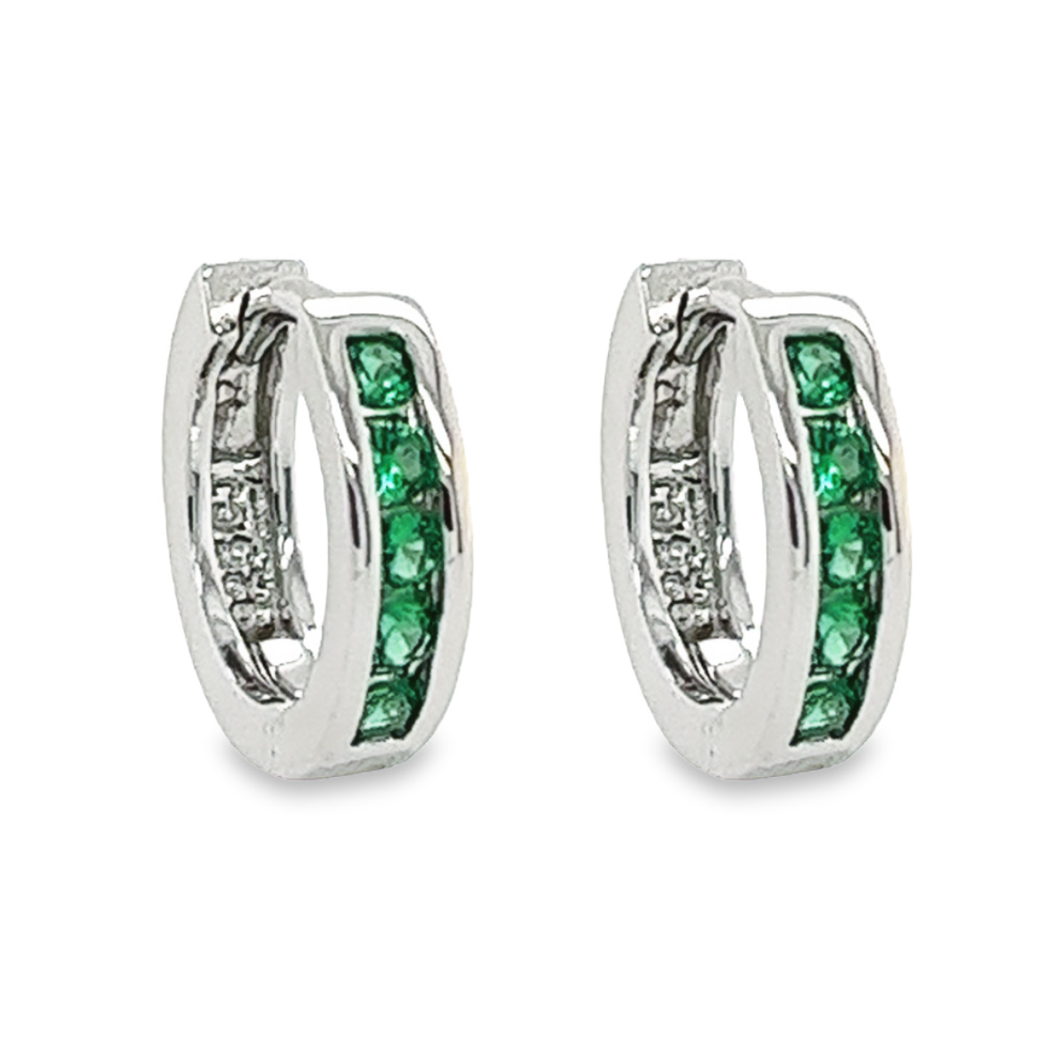 Deze elegante zilveren klapoorringen zijn het perfecte accessoire voor elke gelegenheid. De gerhodineerde afwerking zorgt voor een glanzende zilveren kleur die lang mooi blijft. Het speciale smaragdgroene Zirkonia stenen accent zorgt voor een vleugje kleur en glans, waardoor deze ringen echt opvallen. Deze oorringen zijn comfortabel om te dragen en hun solide constructie zorgt ervoor dat ze lang meegaan. De combinatie van de 10 briljante zirkonia stenen en het unieke ontwerp maken deze klapoorringen tot een speciaal item dat elke vrouw graag zou willen toevoegen aan haar sieradencollectie.
