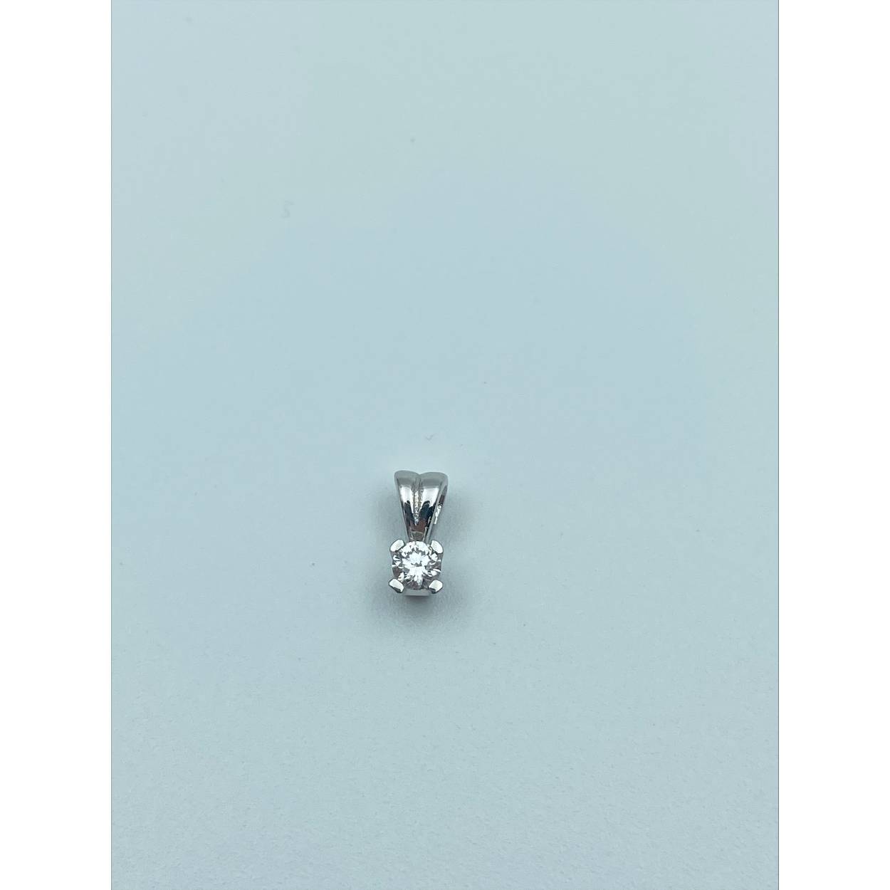 14 karaat wit gouden solitair diamanten hanger.

Soort: Diamant
Slijpvorm: briljant
Karaat: 0.03
Helderheid: VS1
Kleur: G
Aantal: 1