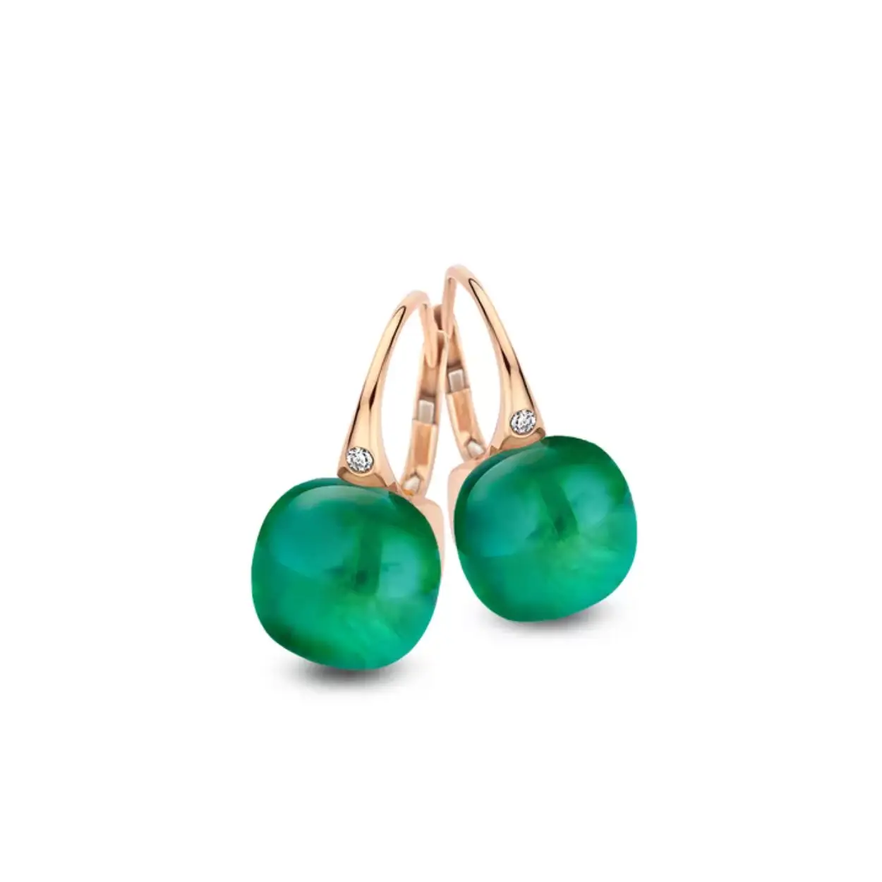 Emerald Green
Deze Mini Sweety oorhangers  zijn gemaakt van 18kt roségoud en afgewerkt met bergkristal met smaragd en parelmoer en de kenmerkende diamant  0.02ct