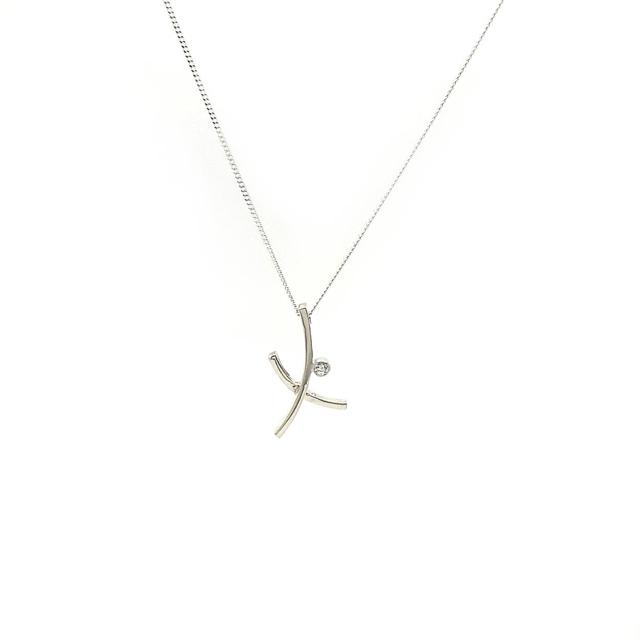 Deze twee zilveren banen staan voor twee levens die elkaar kruisen. Deze hanger is voor de echte subtiele dragers. Hoe subtiel en fijn dit ontwerp ook is, deze hanger is niet te missen in jouw sieradendoos.

Deze hanger wordt los verkocht of wil je er een bijpassende ketting/spang van zilver bij bestellen?

Maak een afspraak en kom deze sierlijke hanger eens passen! Of bestel haar gelijk, dan sturen we deze mooi verpakt naar je toe.