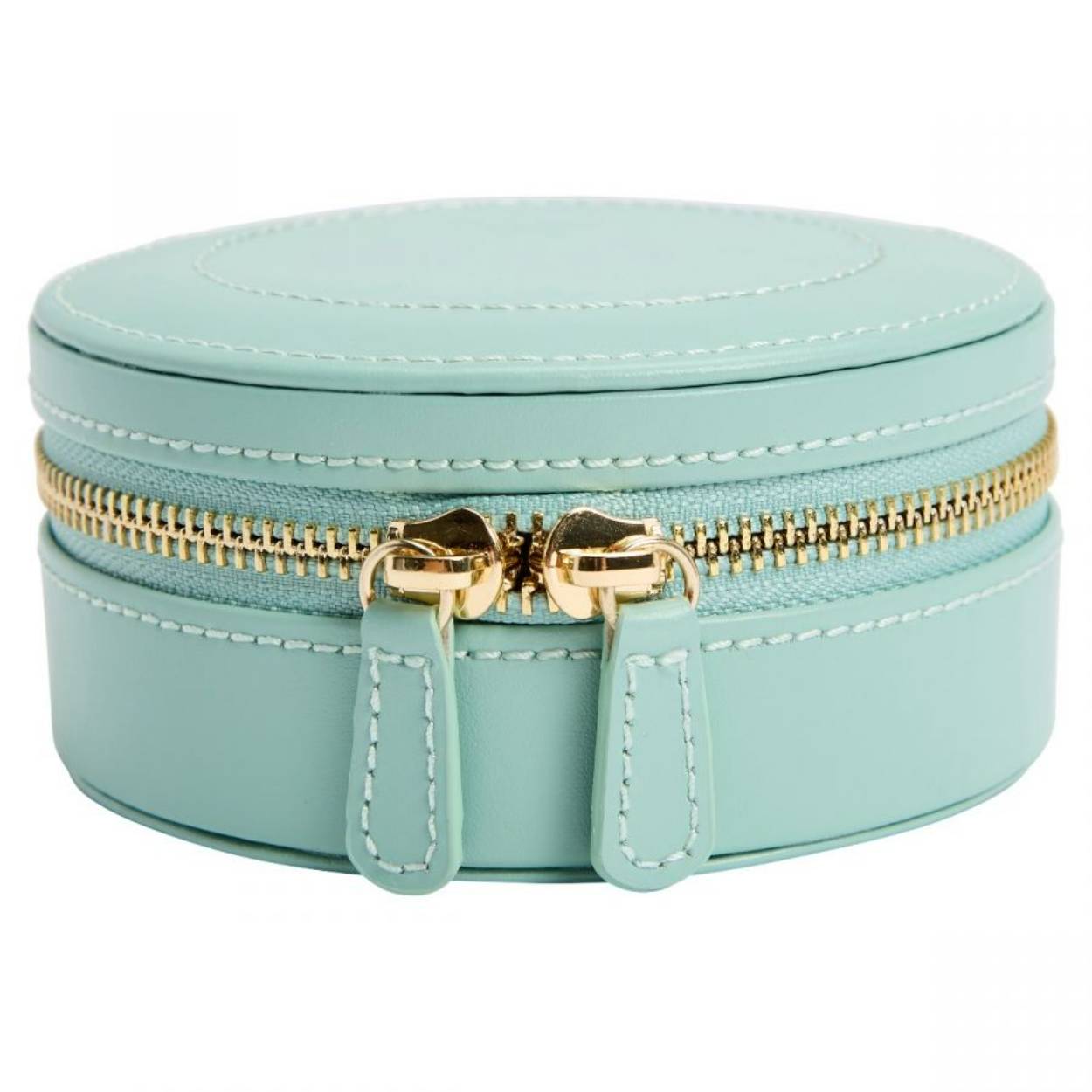 Klassiek ontmoet hedendaags met de Sophia collectie. Sophia is ontworpen om sieraden te beschermen met stijl en functie in gedachten. Met grote juwelendozen voor de fanatieke verzamelaar en etuis met ritssluiting voor meer selecties, is Sophia perfect om de meest uiteenlopende juwelencollecties netjes georganiseerd te houden in glad, duurzaam leer. Ritssluitingen bevatten speciale opbergmogelijkheden voor bedelsieraden, armbanden en meer. Sophia is verkrijgbaar in zachte neutrale kleuren en rijke kleuren geïnspireerd door de natuurlijke wereld, en knalt op je dressoir of in je reistas. En omdat elke handgemaakte sieradendoos en etui is behandeld met onze gepatenteerde LusterLoc™ anti-aanslag voering, ziet je sieradencollectie er altijd op zijn best uit.