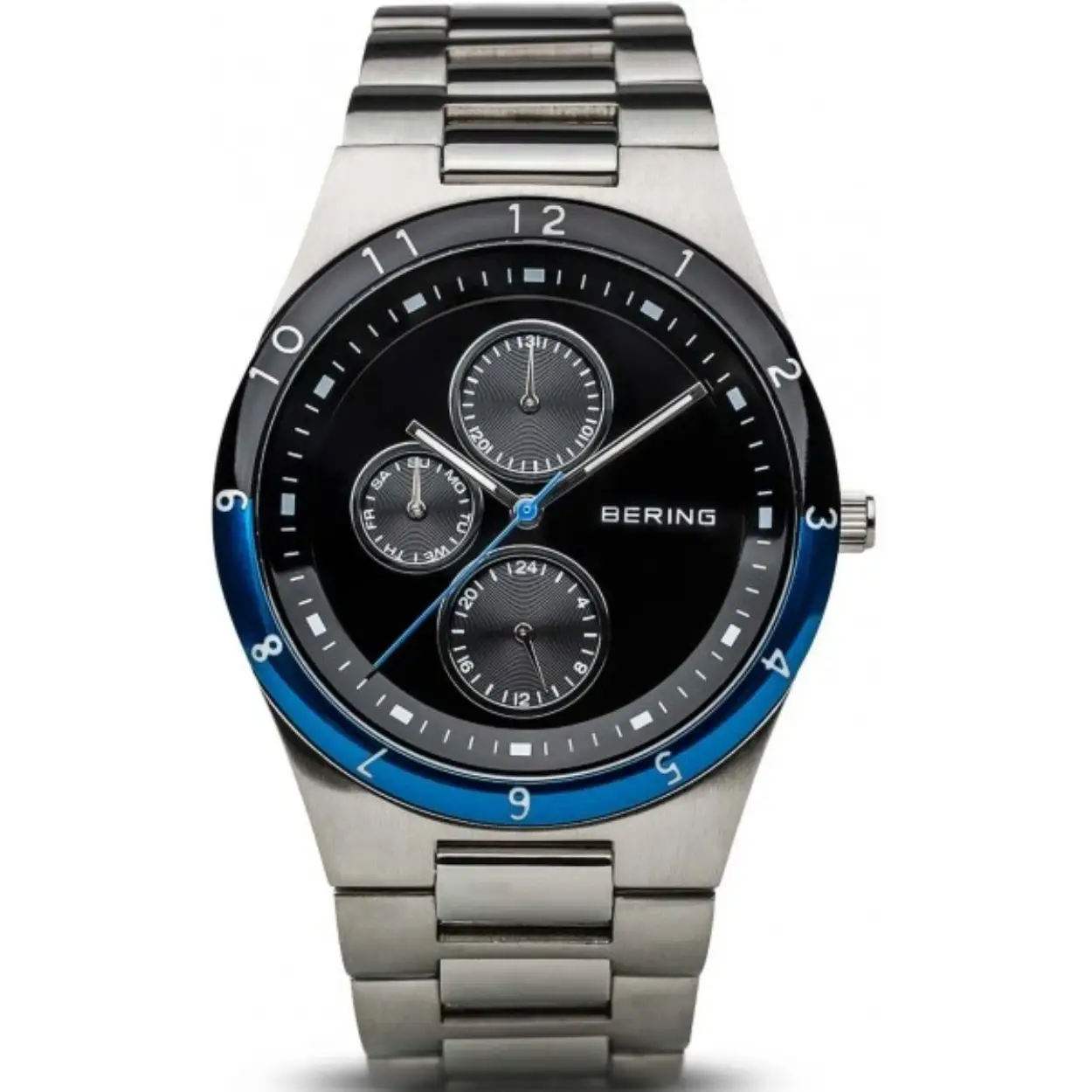 Het Bering herenhorloge 32339-702 heeft een sportief en opvallend design met een individuele en trendy uitstraling. De wijzerplaat is smaakvol vormgegeven en gemakkelijk af te lezen. Hij toont de belangrijkste aanduidingen: 24 uur, datum, minuut, seconde, uur, weekdag. De hoogwaardige roestvrijstalen armband zorgt voor een hoog draagcomfort. De waterbestendigheid van 5 ATM, zorgt voor een goede geschiktheid voor dagelijks gebruik. Een super krasbestendig anti-reflecterend, saffierkristal is zelden te vinden in deze prijsklasse en beschermt uw nieuwe aankoop tegen toevallige schade.