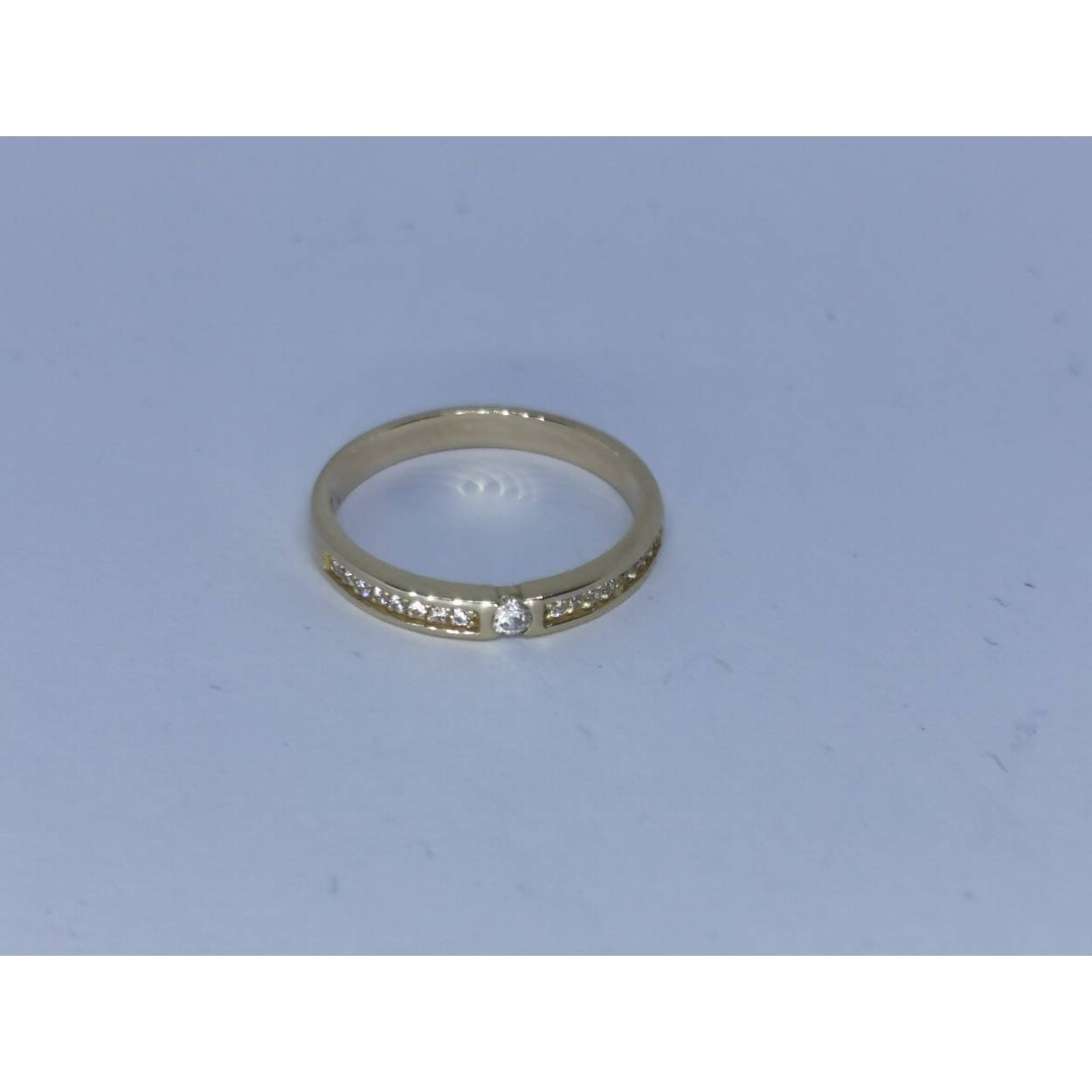 14 Karaat geel gouden ring, solitaire zirkonia gezet in memoire zetting met op de rug zirkonia's in pavezetting. Alle zirkonia's zijn  briljant geslepen.

Deze ring is ook leverbaar met briljant geslepen diamanten, zie artikel EBRD0020.

Deze ring is alle maten leverbaar. U kan bij het afrekenen, bij het kopje opmerkingen vermelden welke maat u wenst.
