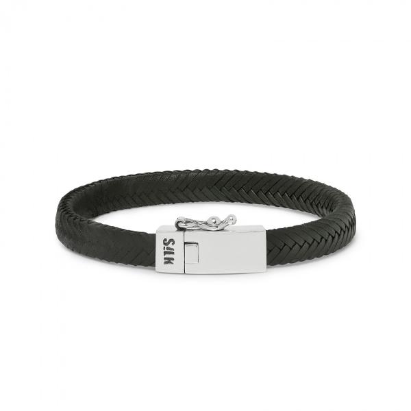 SILK onderscheidt zich met haar puur traditioneel vakmanschap en een verfrissend rebelse uitstraling. Hét eigenzinnige zilver merk heeft een zeer uitgebreide collectie handgemaakte sterling zilveren sieraden met leer.



Haar zilver collectie staat bekend om haar massieve karakter, tijdloze stoere designs en verfijnde afwerking.



In het SILK productie atelier in Bali worden de zilversmeden opgeleid om de sieraden met veel precisie en aandacht voor detail te kunnen maken. SILK handelt hierbij met een sterke Fair Trade gedachte, er wordt onder zeer goede omstandigheden tegen een vast en eerlijk salaris gewerkt, wat ze zo een grotere zekerheid voor de toekomst geeft. SILK wil zo een zinvolle eerlijke bijdrage leveren aan het land van herkomst.