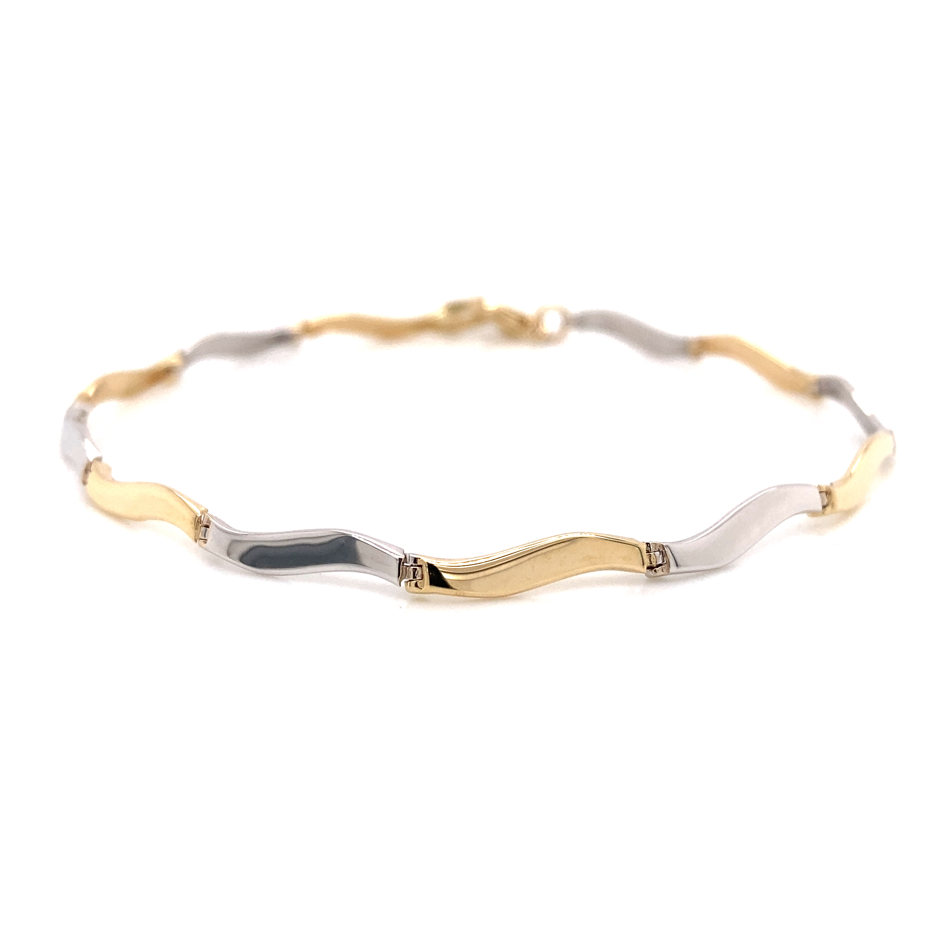 Deze bicolor gouden armband heeft een luxe en sierlijke uitstraling. Iedere schakel is glad gepolijst. De schakels hebben een mooie en bijzondere vorm, welke niet te opvallend is en goed geschikt is om met andere sieraden te combineren.

Armband GAS084WRSM is een set met collier GCS038WRSM.