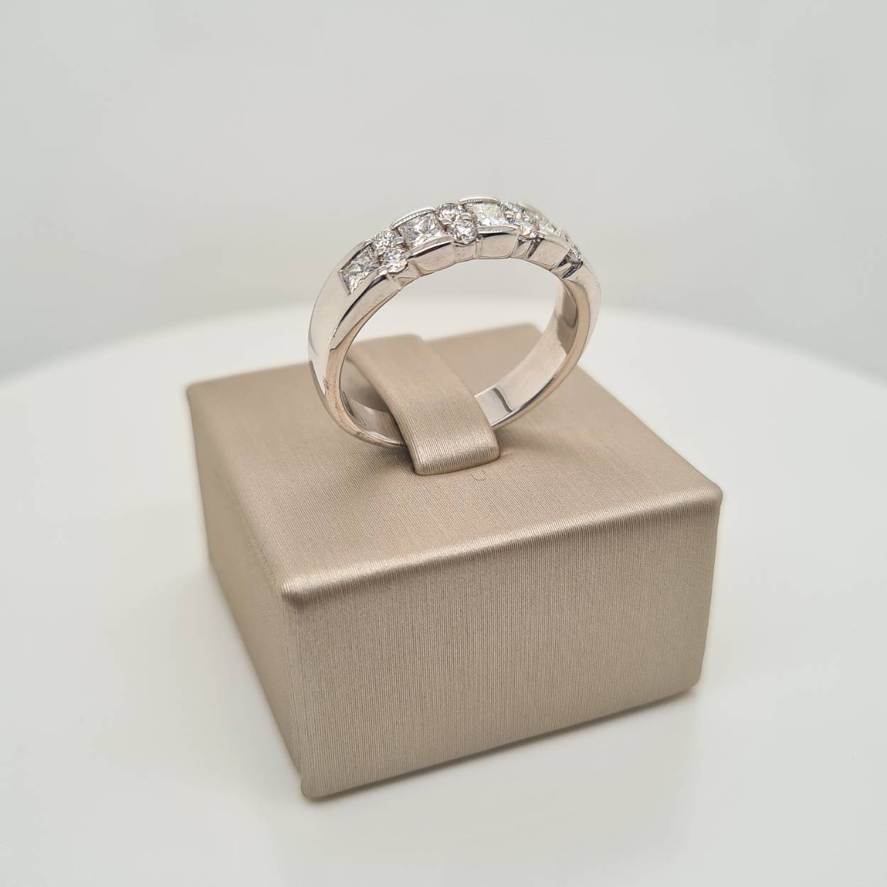 Prachtige 18krt witgouden ring met diamanten 0,97crt H Si.

Deze ring is maat 60 (19.25), heeft u interesse in een andere maat? Neem dan contact met ons op.