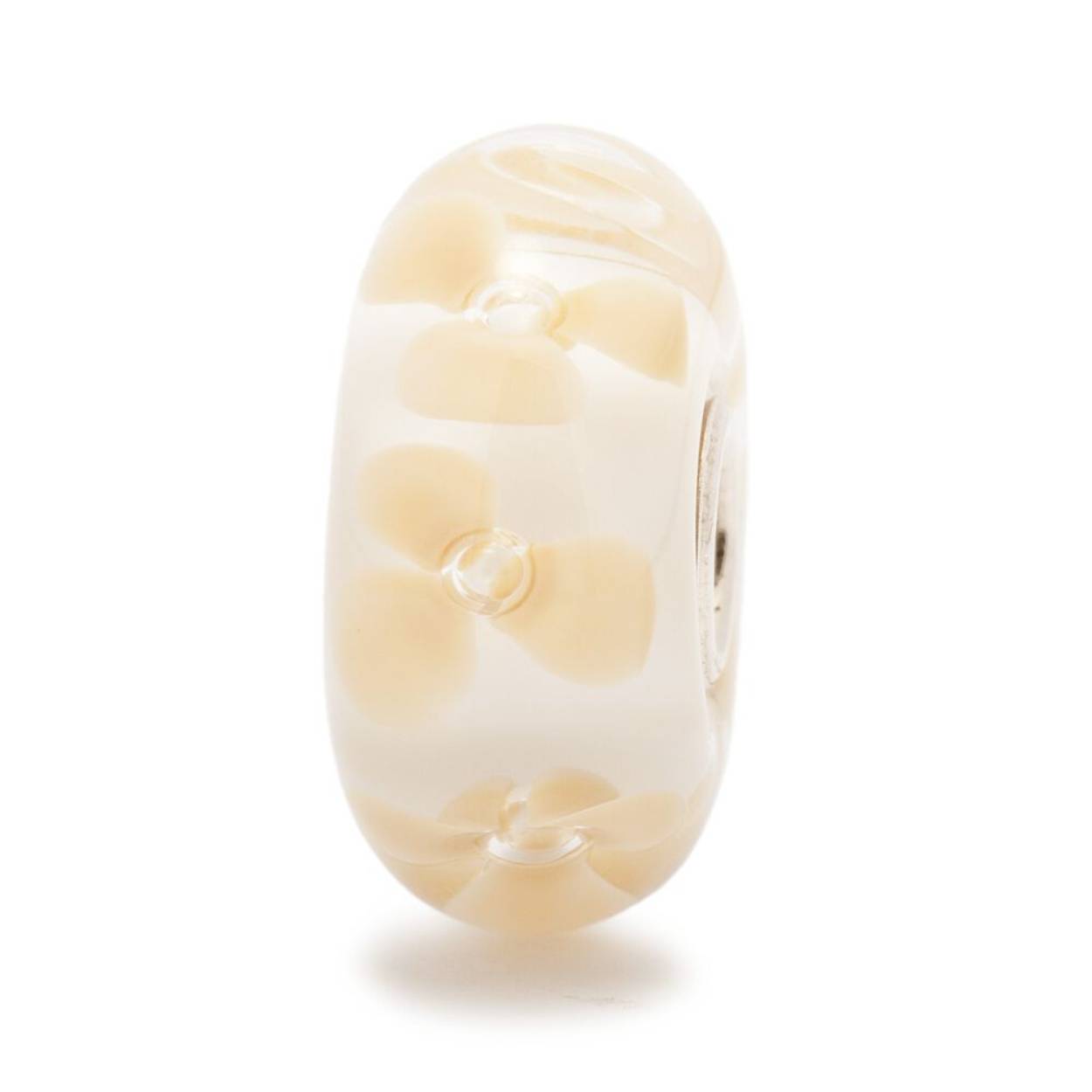 Nougat Bloem Kraal
Romige bloemen werpen schaduwen op de witte achtergrond