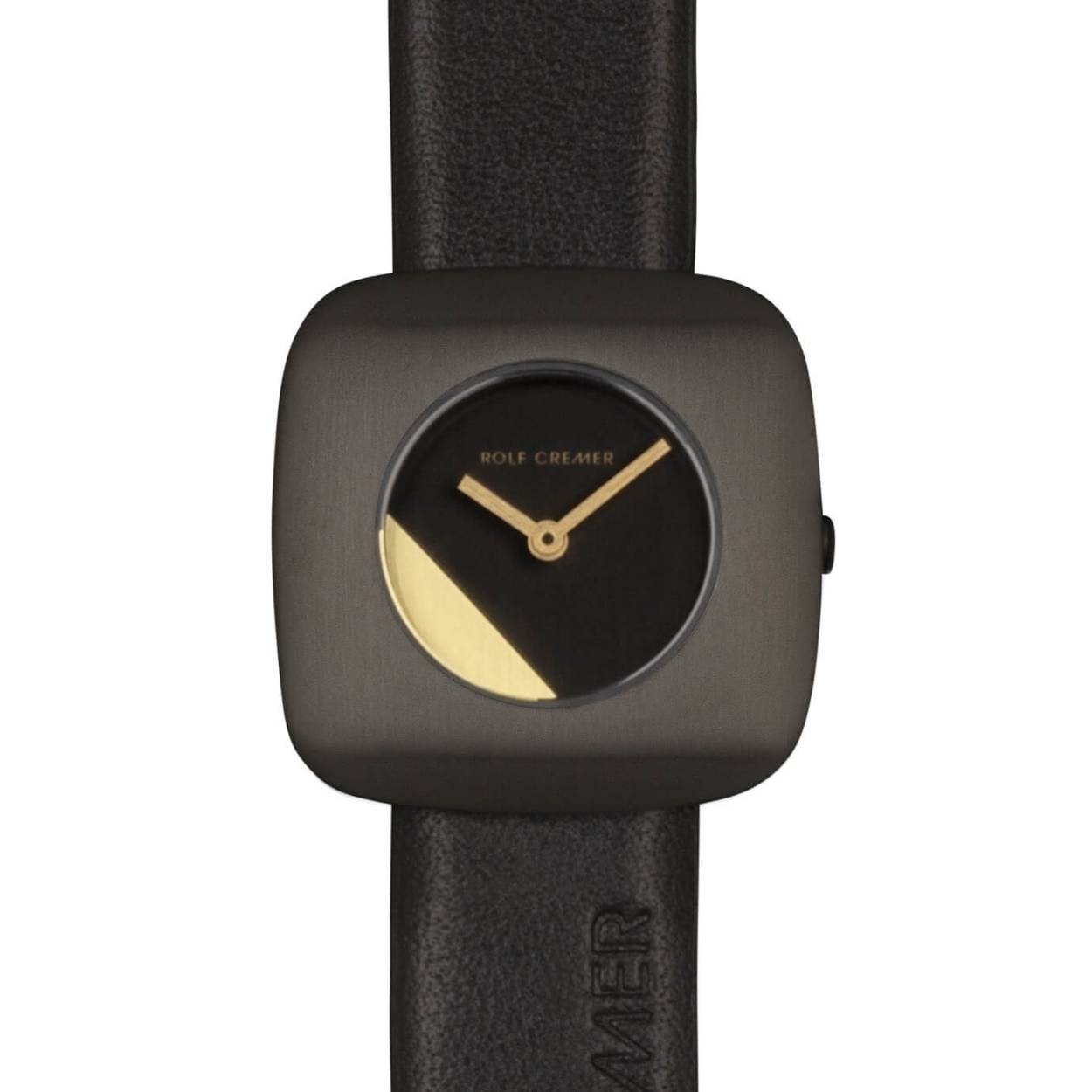 rolf Cremer horloge met zwarte edelstalen kast en zwart leren band. Op de wijzerplaat zit een goudkleurige hoek. Het model komt ui t de Edge-serie