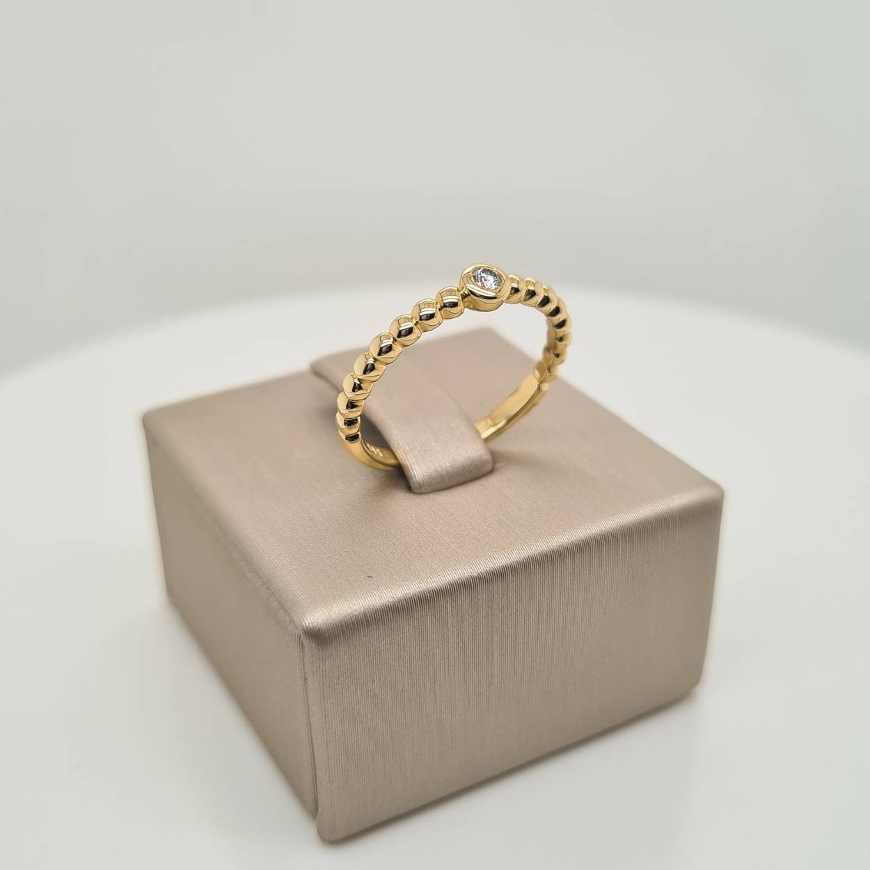 14k Geelgouden ring uitgevoerd met diamant. De ring heeft een breedte van 3.5mm.

Deze ring is maat 52 (16.5), heeft u interesse in een andere maat? Neem dan contact met ons op