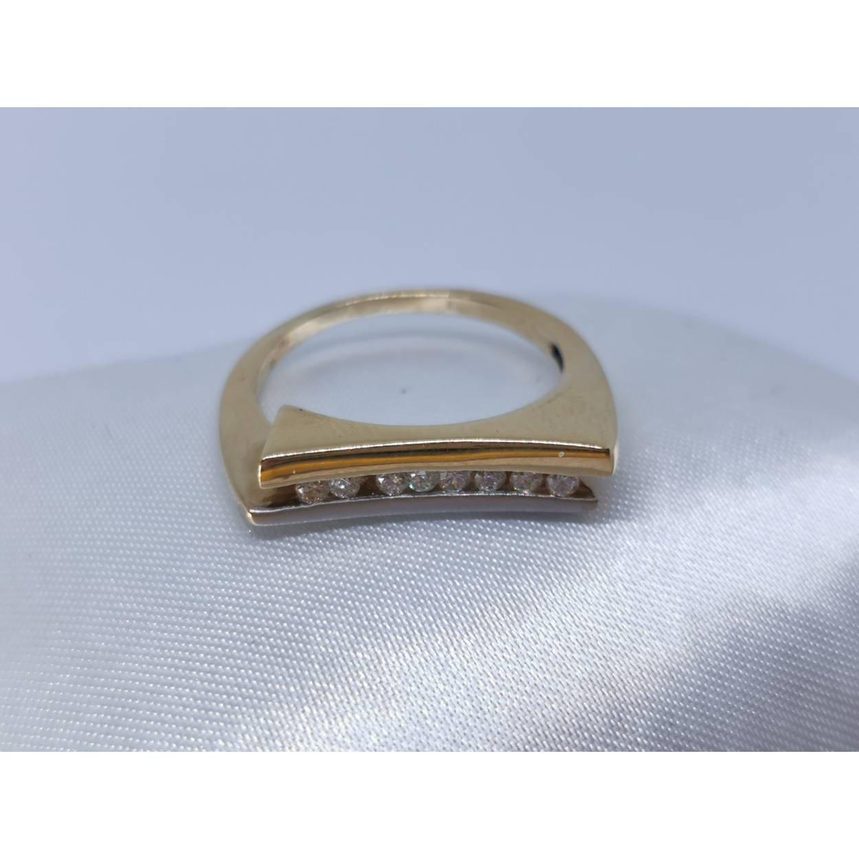 14 karaat gouden bicolor/gesatineerd witgoud met briljant geslepen zirkonia in rail-zetting.