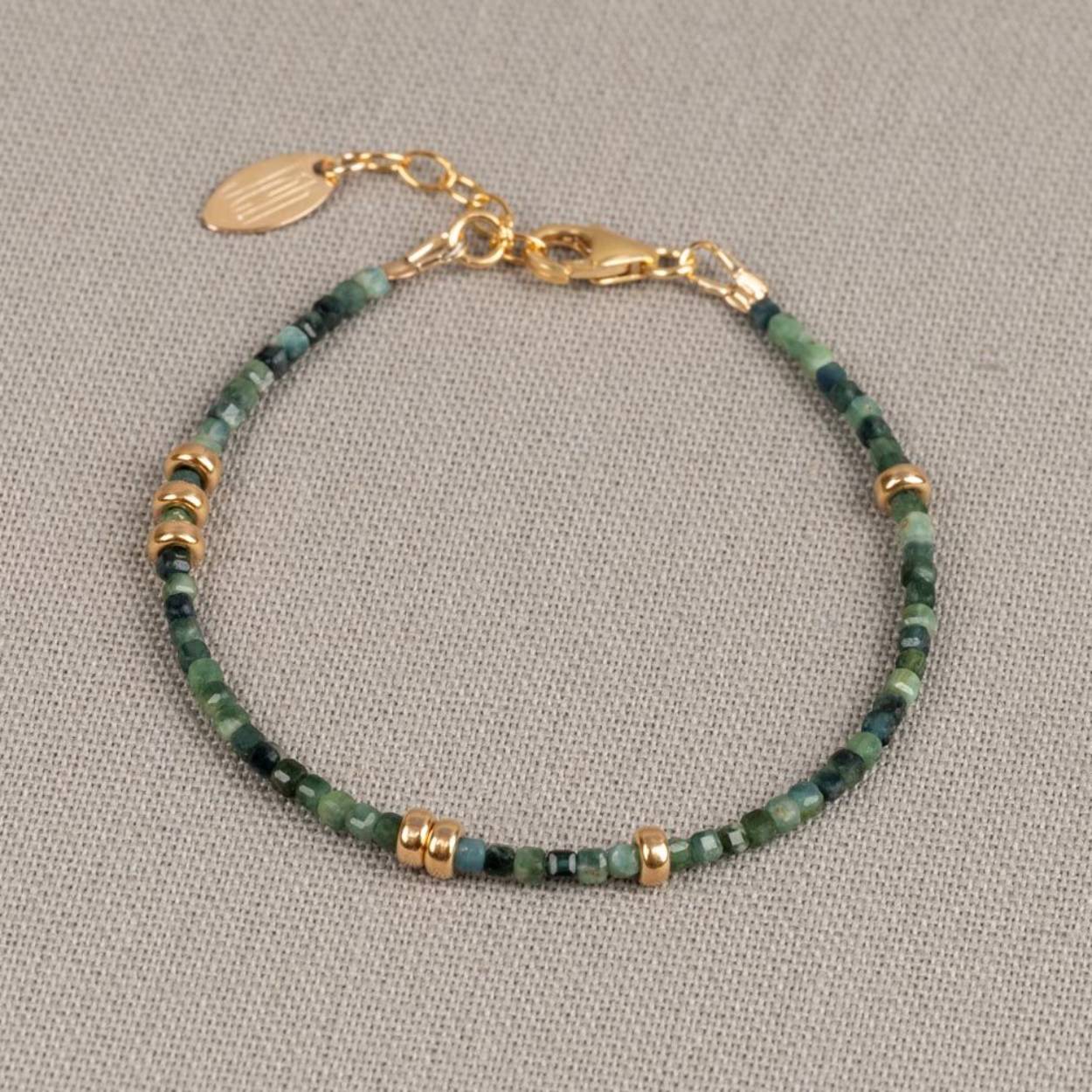 21447 Jéh Jewels armband groene tourmalijn + goldfilled schijfjes.
17,5-20cm