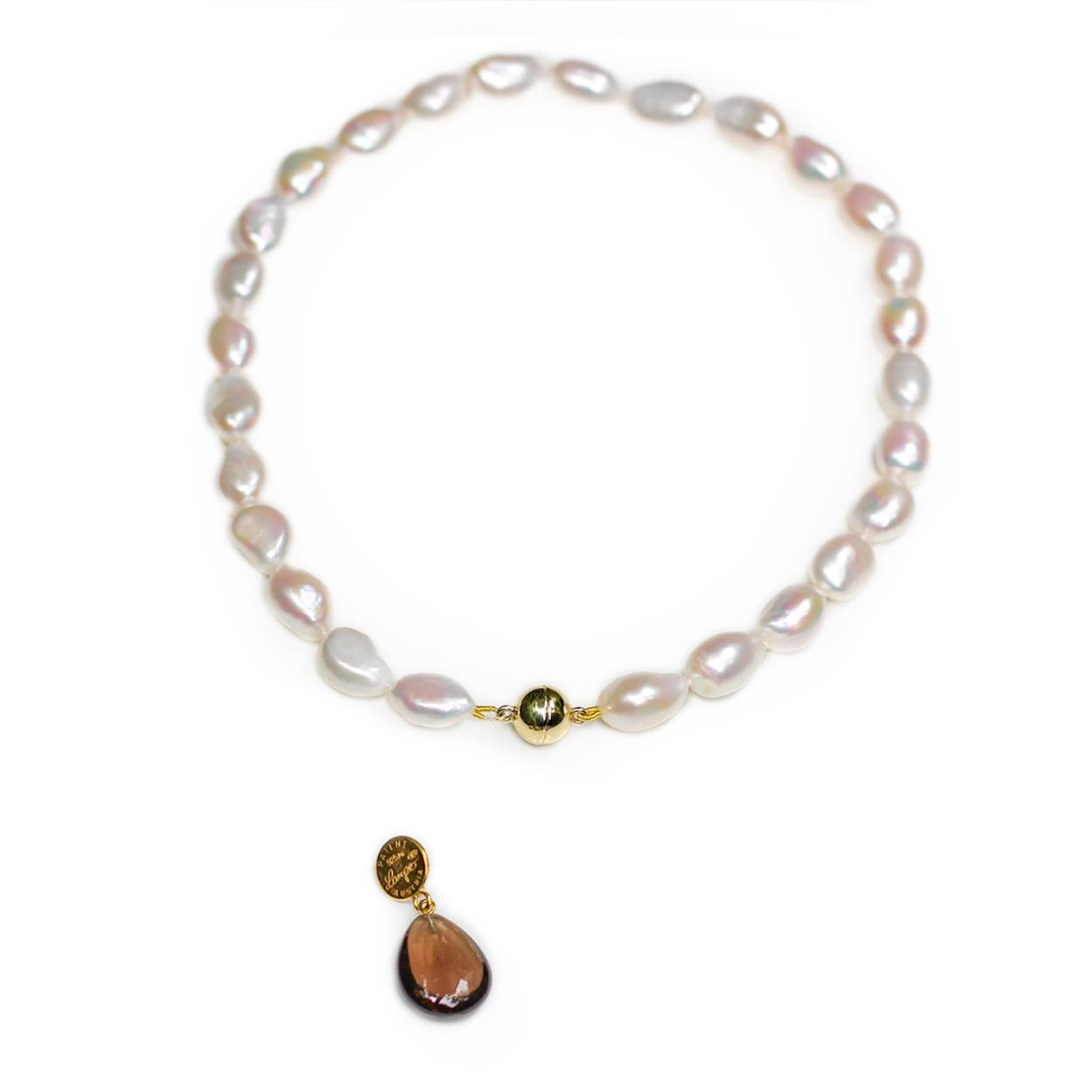 Onze Lady Pearl is een prachtige ketting van de mooiste zoetwaterparels. 
Er is een gouden bolmagneet gebruikt als sluiting die heel makkelijk open en dicht te doen is. De hanger van rookkwarts zit los tussen de magneet en de ketting kan daardoor ook zonder hanger gedragen worden met de sluiting aan de achterkant.

De ketting heeft een lengte van 42cm en de parels zijn ong. 10x15mm groot.

De ketting kan op elke gewenste maat gemaakt worden. Echter na aanpassing van de maat beschouwen we de ketting als maatwerk. Mocht je twijfelen over de maat neem dan gerust contact op.

Maak een afspraak en kom deze sierlijke ketting eens passen! Of bestel haar gelijk, dan sturen we deze mooi verpakt naar je toe.