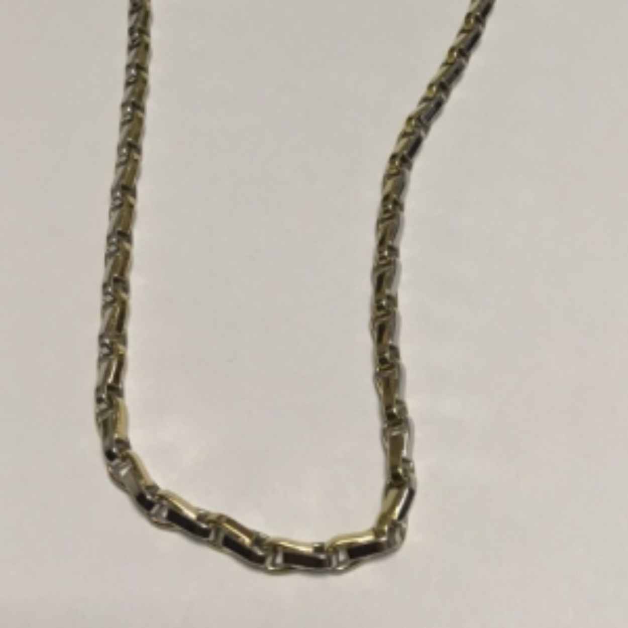Bicolour collier fantasie massief, om en om gele en dan witte schakel. 50 cm.