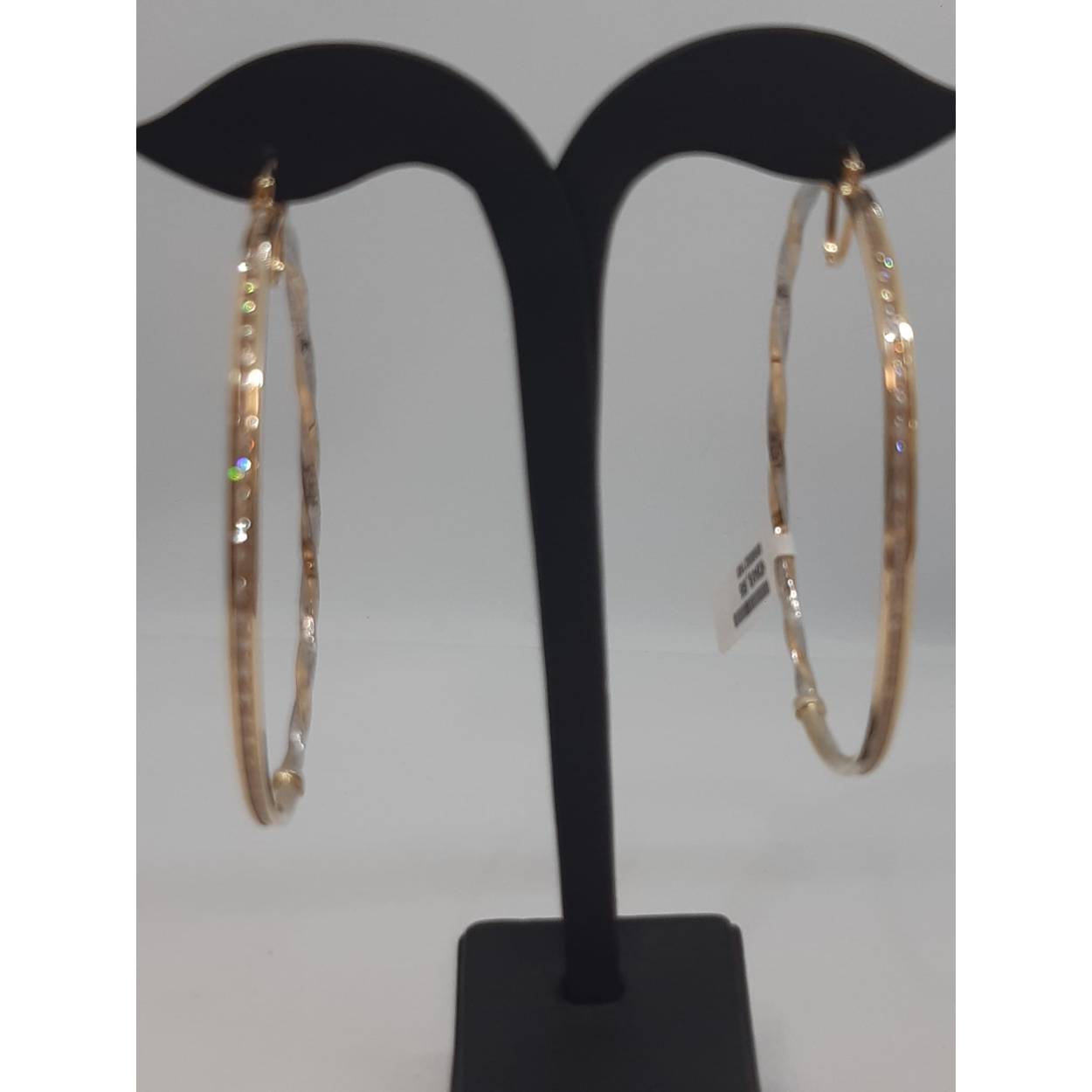 Gouden oorbellen model BREA-0001944 zijn prachtige creolen gemaakt van 14-karaats goud. Deze glanzende, gouden juwelen hebben een breedte van 3 mm en een diameter van 62 mm, perfect voor een elegante uitstraling. Draag ze bij formele en casual outfits voor een stijlvolle touch. Hun tijdloze design en goudglans maken ze veelzijdig en chic.