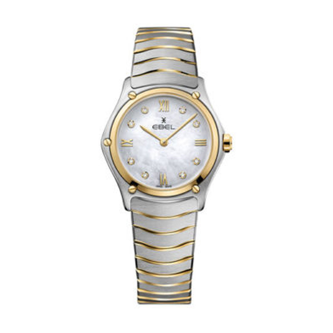 Ebel herdenkt met de Ebel Sport Classic Lady een sportief icoon van het Zwitserse horlogehuis uit de jaren 70. De Ebel Sport Classic heeft een tijdloos ontwerp met elegante, slanke geometrische vormen. De golvende armband is als handtekening gebleven, maar is in de 2018 versie slanker dan het oorspronkelijke Sport Classic-model. De nieuwe armband is perfect geïntegreerd in de gekromde kast van het horloge, waardoor het comfortabel draagt. De kast valt op door de zeshoekige vorm, waarbij de gepolijste lunette eveneens een verwijzing is naar het originele model.