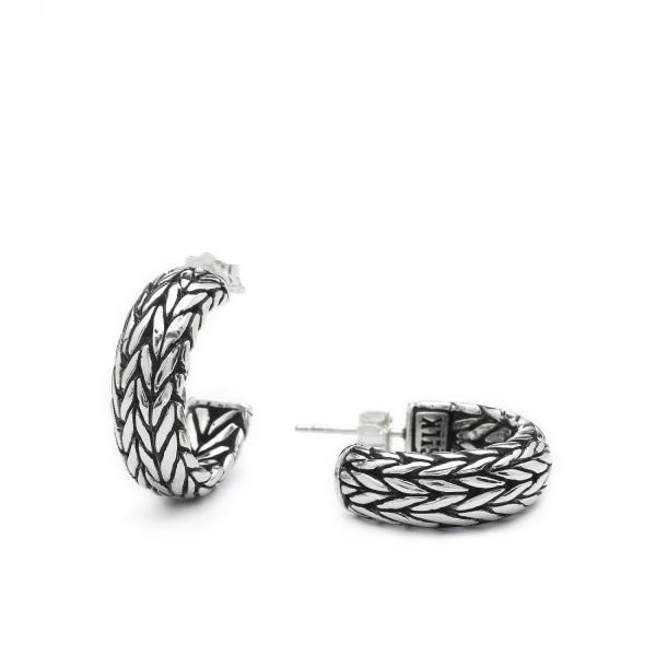 Deze handgemaakte zilveren oorbellen zijn zeer verfijnd afgewerkt zoals u van SILK gewend bent. SILK oorbellen zijn massief en combineren mooi in een complete SILK set van een armband, collier en ring in dezelfde structuur. Deze oorbellen hebben een Balinese vlechtstructuur en combineren daarom perfect met een van de armbanden uit de Arch collection serie. Bekijk ook eens de armbanden uit de Arch collection serie om een mooi setje te maken!