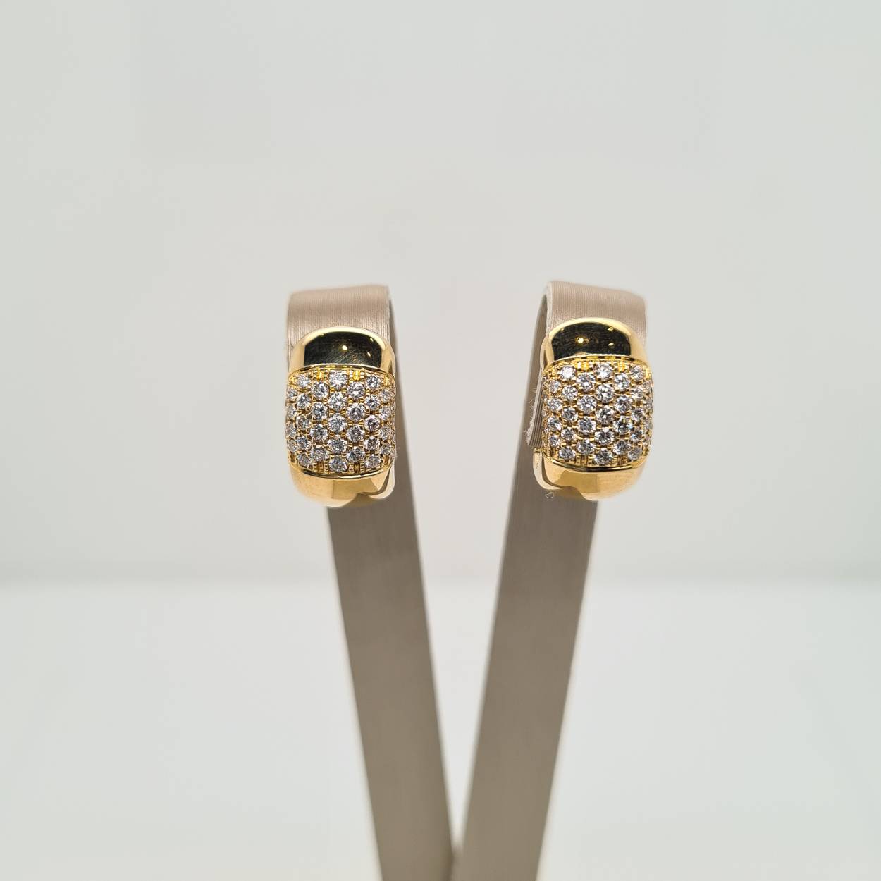 Prachtige 14 karaat witgouden oorsieraden met diamant, 0.54crt. 
