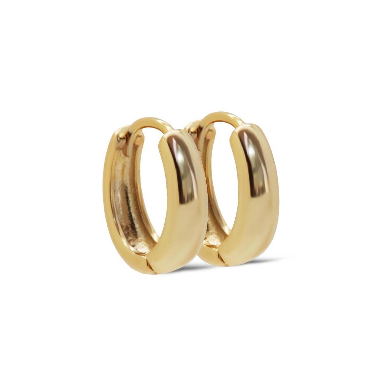 De Karma Plain Hinged Hoops CLASSIC 12MM Goldplated, zijn elegante creolen van verguld metaal. Deze tijdloze sieraden zijn perfect voor dagelijks gebruik en passen bij elke stijl. Draag ze solo voor een subtiele look of combineer met andere sieraden voor een trendy statement. Perfect voor elke gelegenheid en outfit.