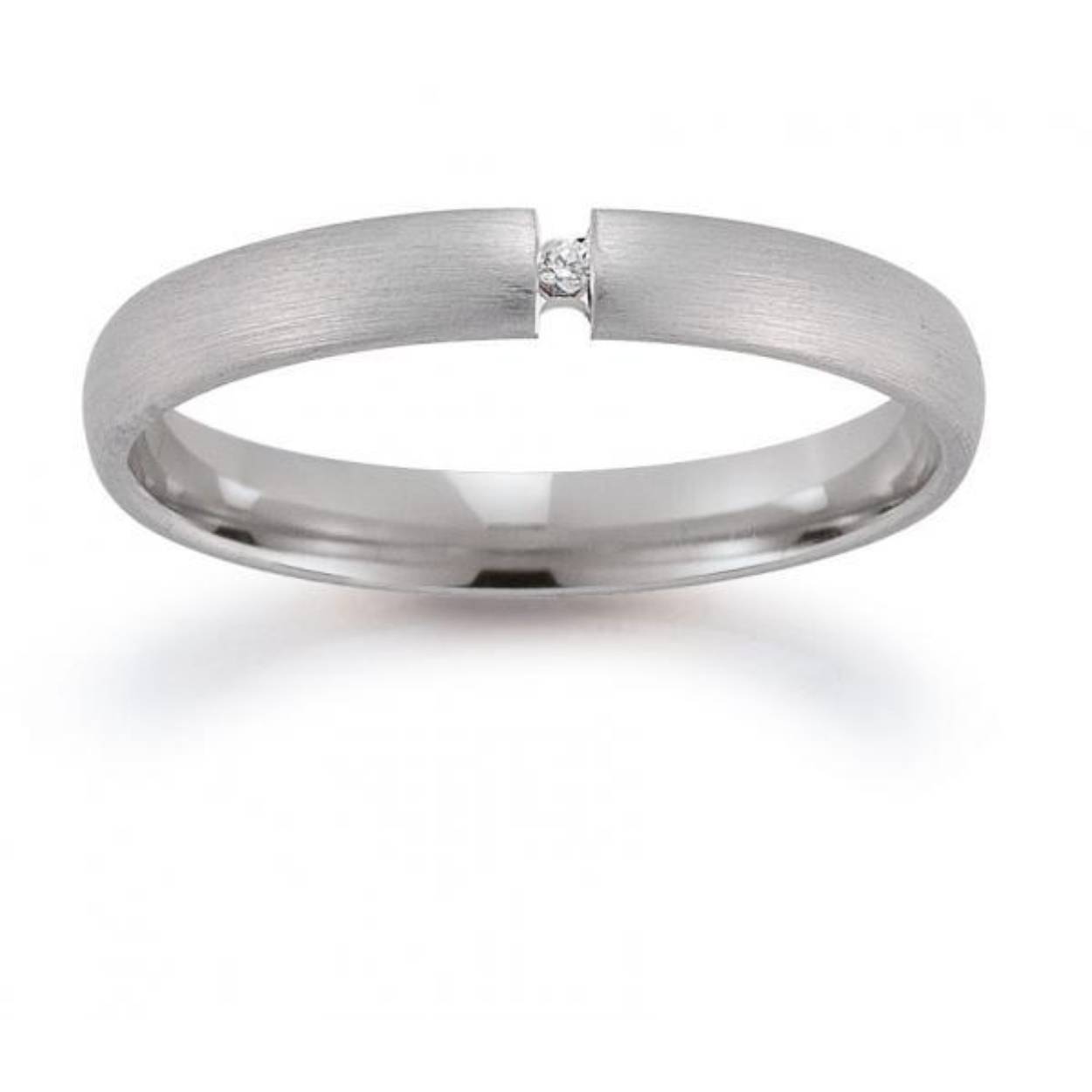 585 witgouden trouwringen, gematteerd. 3mm breed. De damesring heeft een 0.01crt briljant in klemzetting
De prijs is op aanvraag