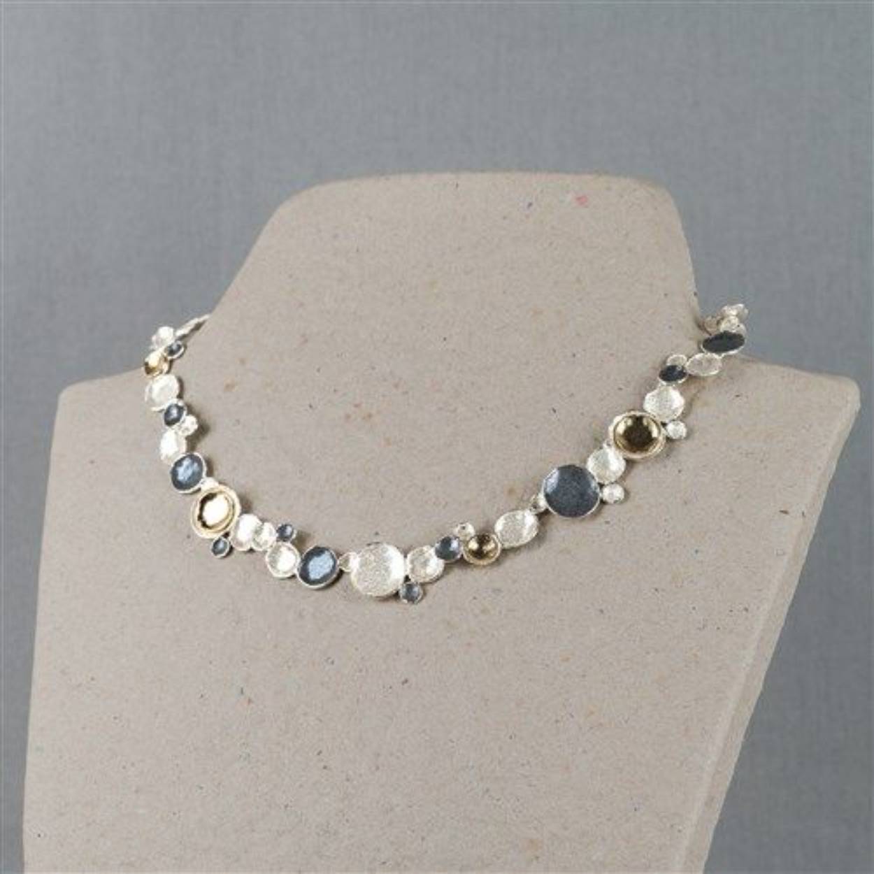 Collier gemaakt van 925 (geoxideerd) sterling zilver en zilver verguld. Hierdoor krijgt dit collier drie prachtige kleuren. Combineer het met een mooie armband, een paar oorsieraden en een ring voor een complete look!