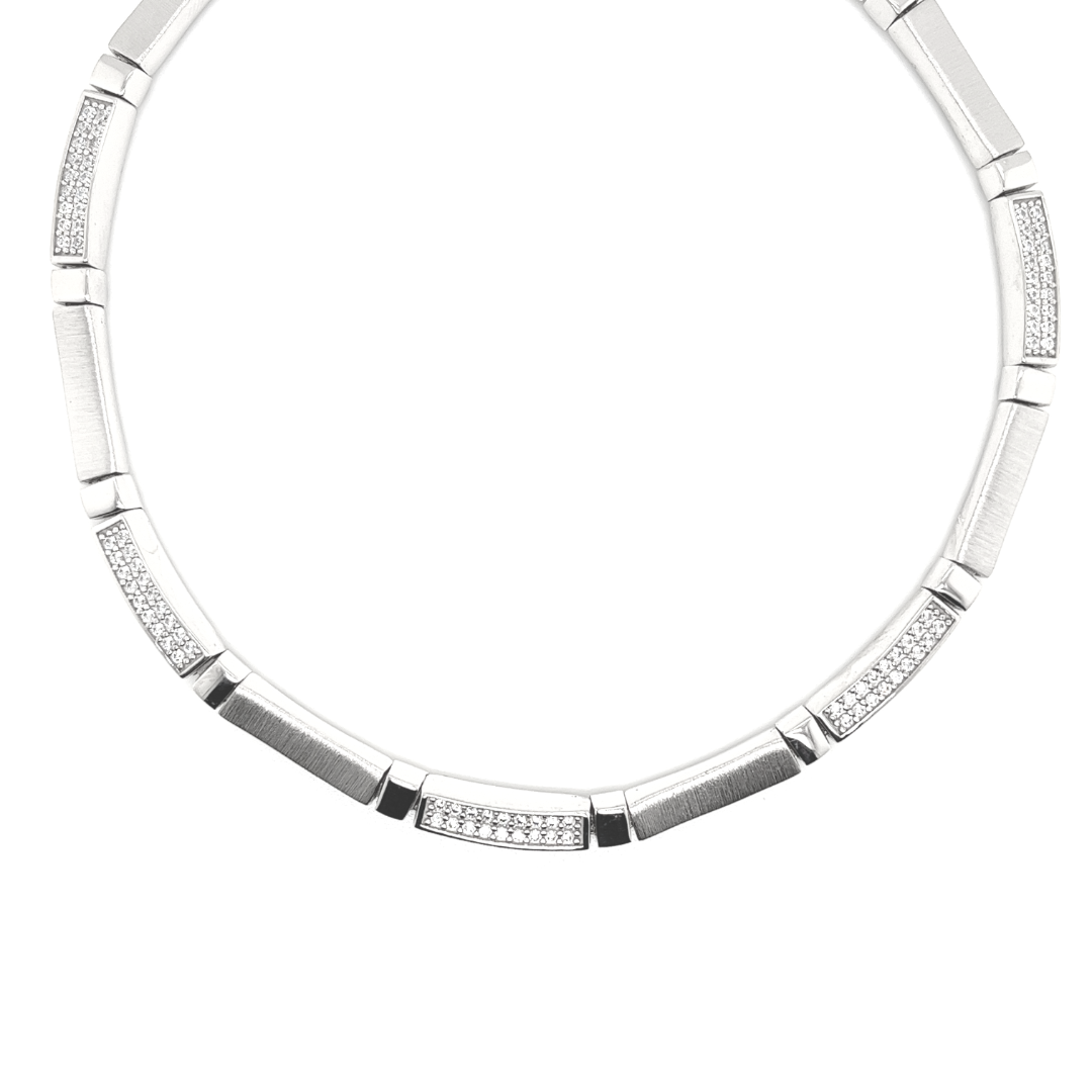 Dit collier is gemaakt van 925 zilver. Het collier is gedeeltelijk gematteerd en gedeeltelijk glad gepolijst, de combinatie van mat/ glans geeft dit collier een erg mooie uitstraling. De glanzende schakels zijn gedeeltelijk gezet met zirkonia steentjes. Ook heeft het collier heeft een stevig karabijnslot.