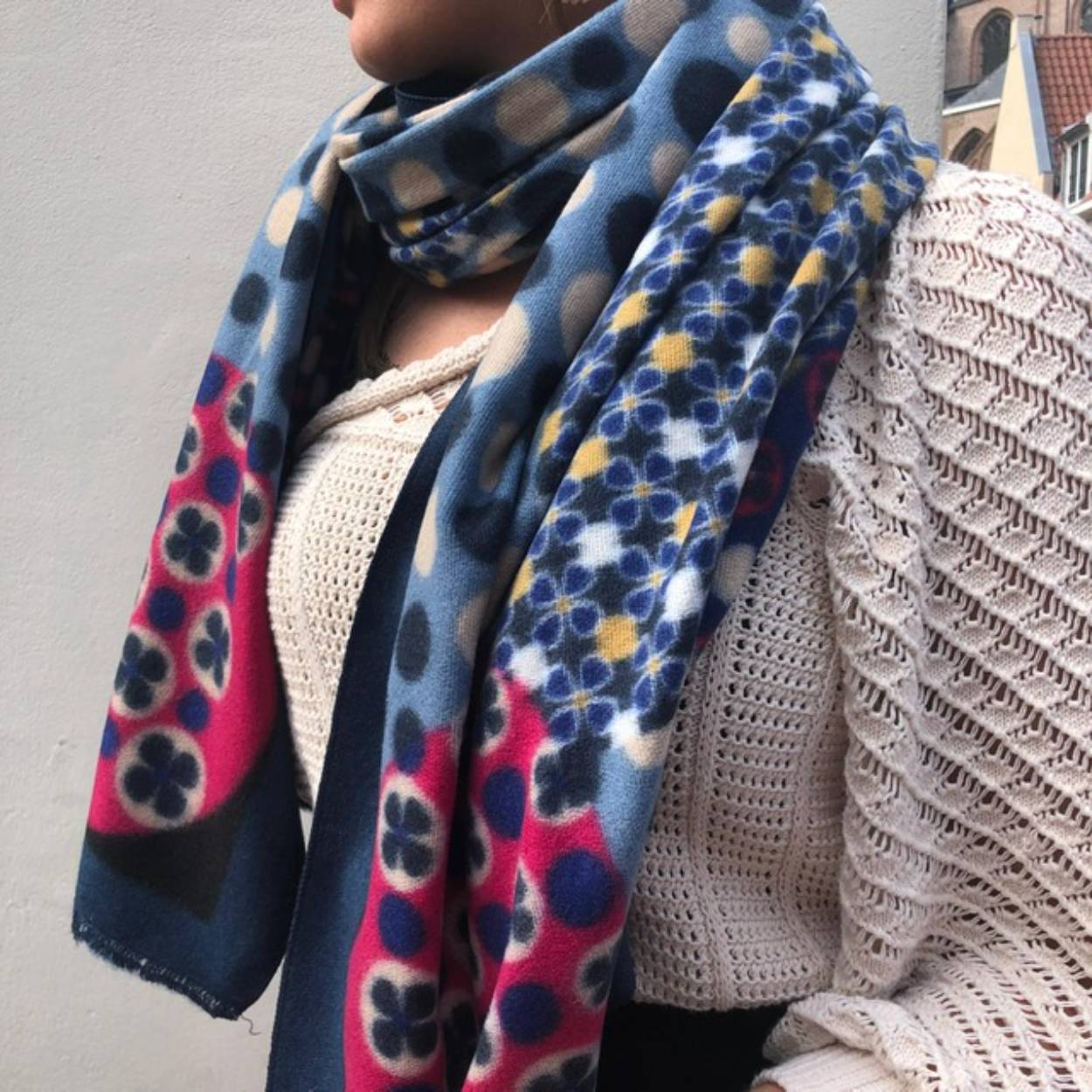 OwnLabel shawl in een mooie winter print. Door de mix van kleuren en verschillende prints .
De shawl bestaat uit 80% viscose gemengd met 20% cashmere

Afmetingen:
Breed 80cm x 200cm