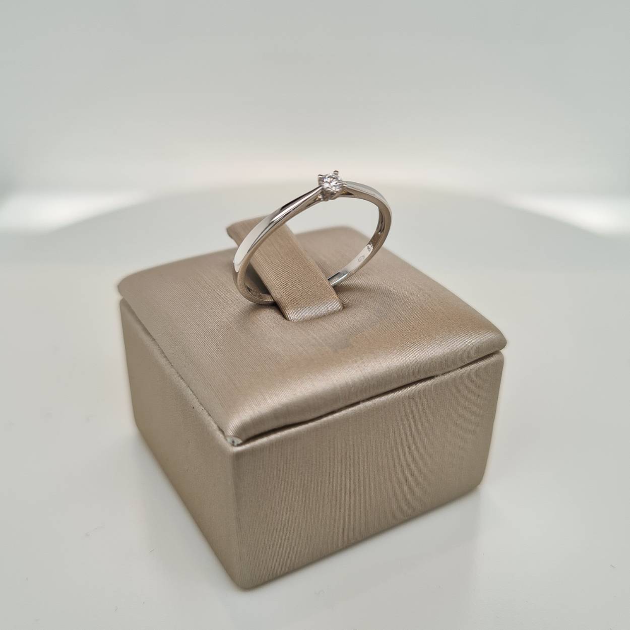Prachtige 18krt witgouden solitair ring met diamant, 0,05crt H Si. 

De maat van de ring is 54 (17 1/4). Heeft u een andere maat, neem dan gerust contact met ons op.