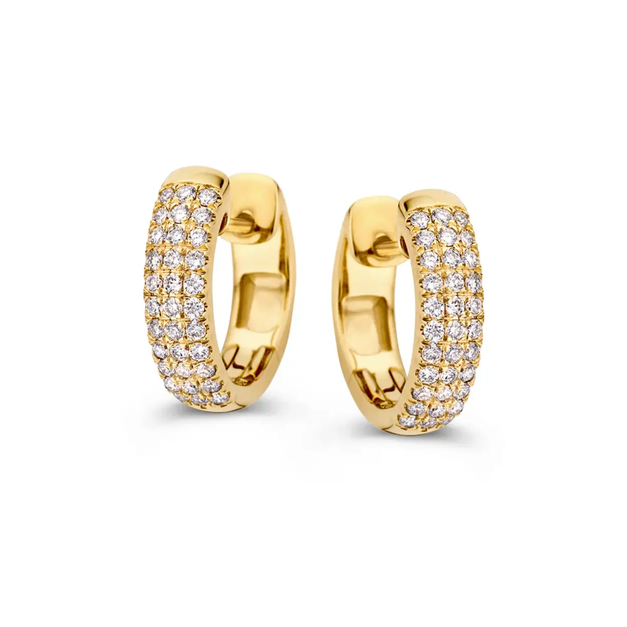 Aurore 18 krt geel gouden oorringen met 0.50 crt  pavé lab grown diamanten. De oorringen zijn gemaakt van 18 karaats gerecycled goud. 