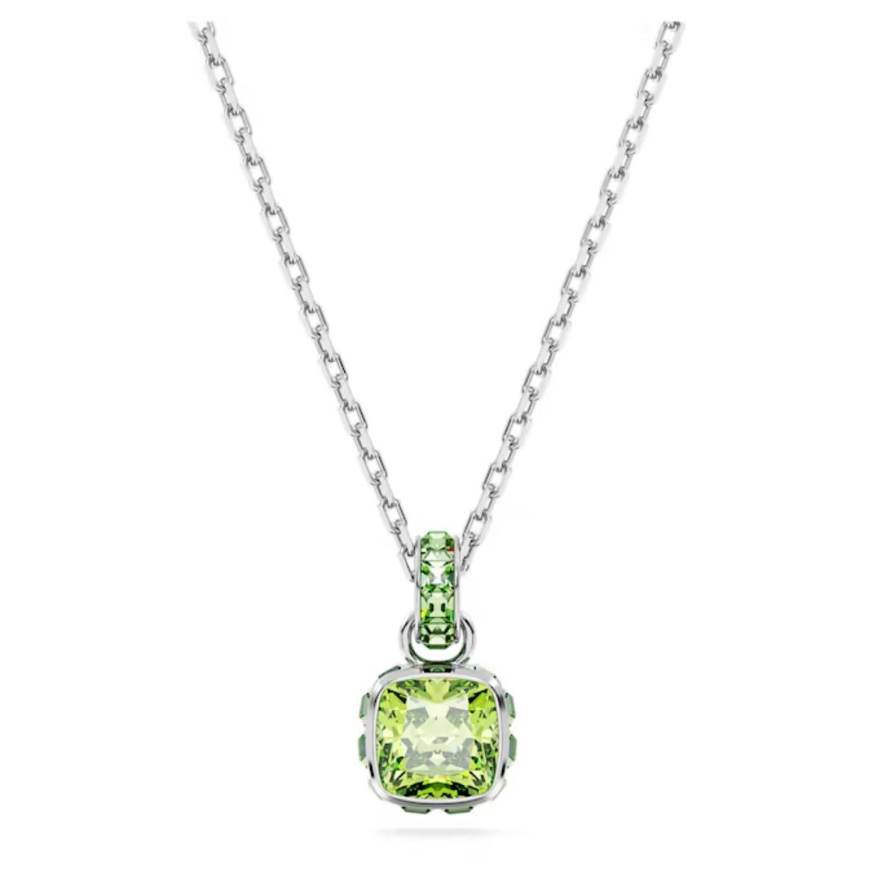 Deze verfijnde hanger is geïnspireerd op de geboortesteen van augustus. Het sieraad met rhodium toplaag hangt aan een fijne ketting met een schitterende schakel met kristallen en is voorzien van één steen met vierkant slijpvorm in een peridotgroene kleur, die staat voor een nieuw perspectief en dagelijkse kracht. Dit betekenisvolle ontwerp is een magisch verjaardagscadeau of kan gedragen worden om een speciale gelegenheid te vieren. Minimale lengte van het collier is 42 cm en maximale lengte is 47 cm.
