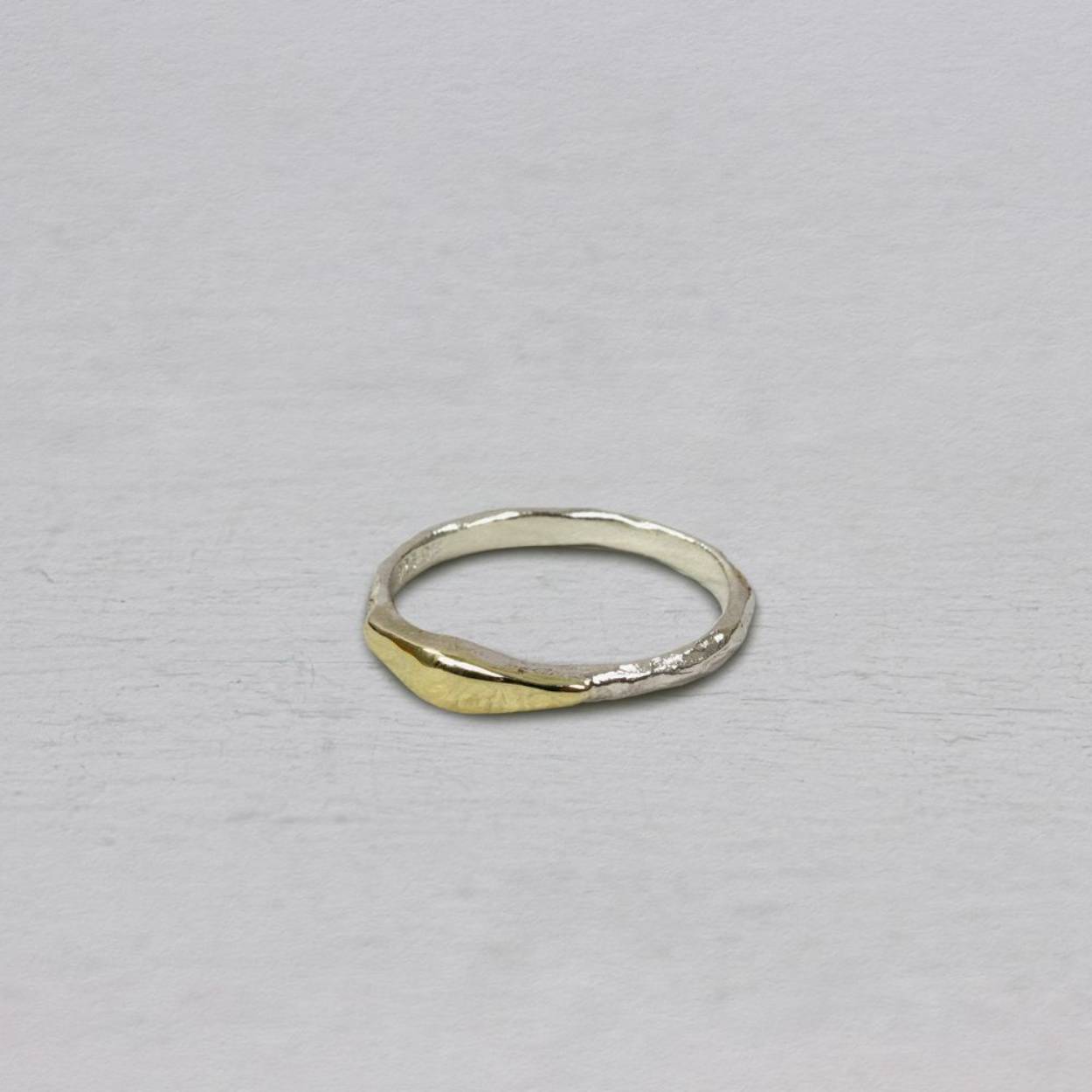 Ring gemaakt van 925 sterling zilver in combinatie met een 9 karaat schotsje. Combineer met prachtige oorhangers, een armband, een collier of meerdere ringen voor een complete look!