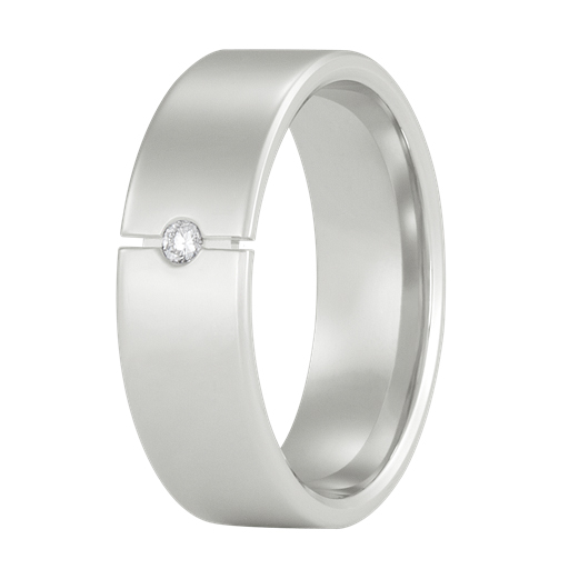 Een mooie brede ring waarin onze diamantzetters een briljant hebben gezet.