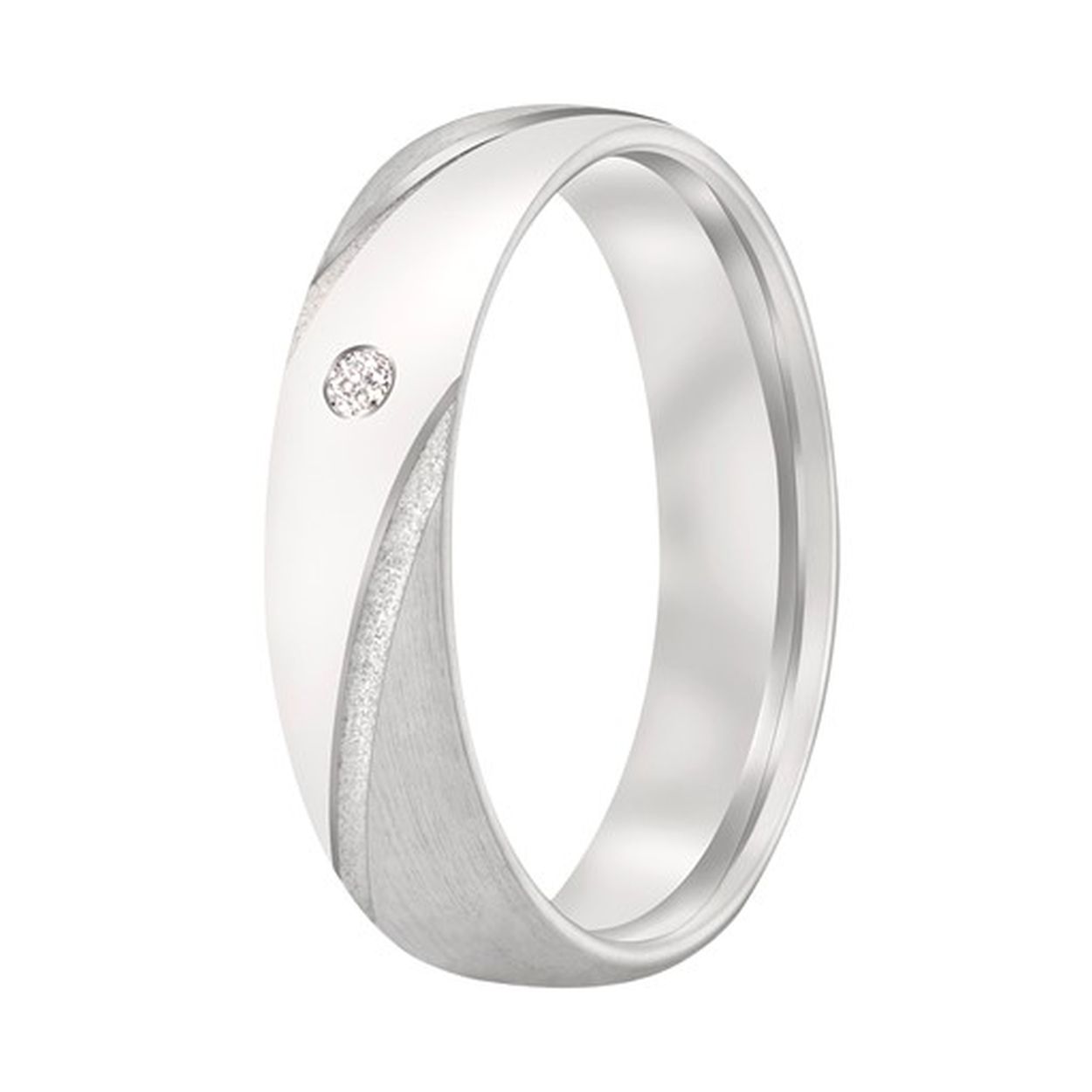 Deze fraai vormgegeven zilveren ring is voorzien van twee diagonale lijnen waartussen onze diamantzetters een briljant hebben geplaatst.
