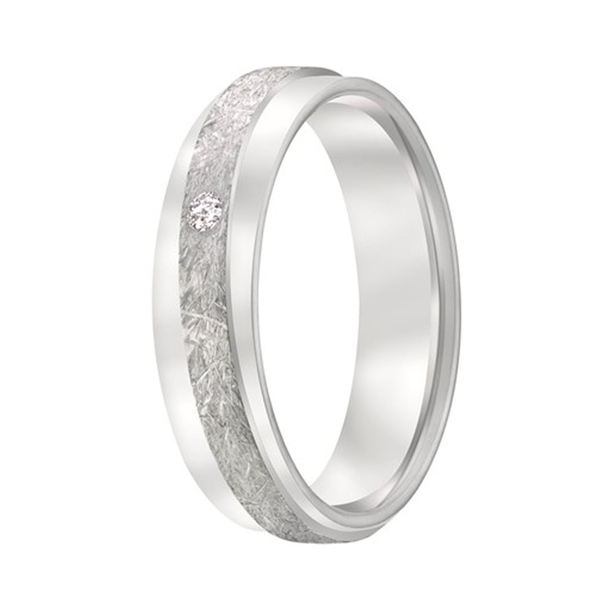 Wie wordt er niet gelukkig van deze prachtige zilveren ring? De briljant is door onze diamantzetters gezet in de prachtige diagonale baan!