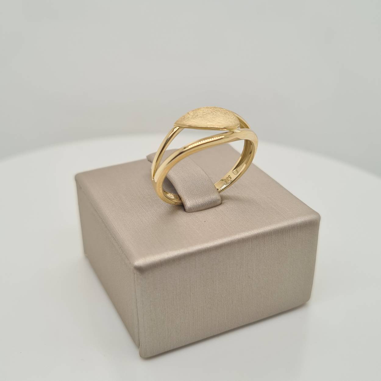 Prachtige 14krt gouden ring.

Deze ring is maat 56, heeft u interesse in een andere maat? Neem dan contact met ons op