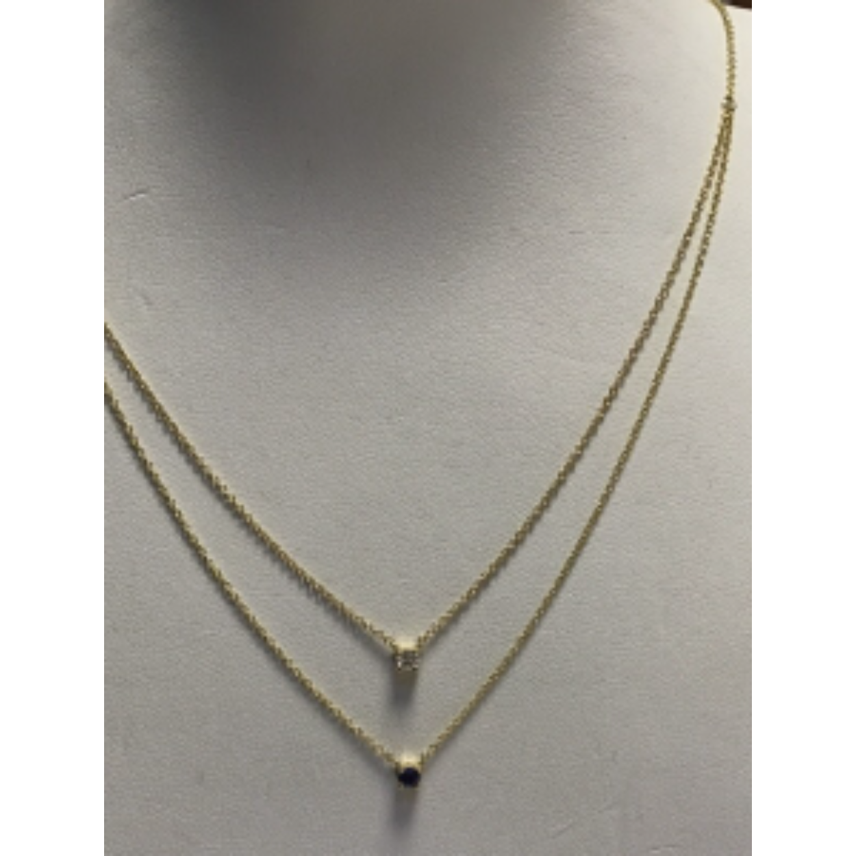 Geelgouden collier 2 laags 1x met diamant en 1x met saffier 46 cm.