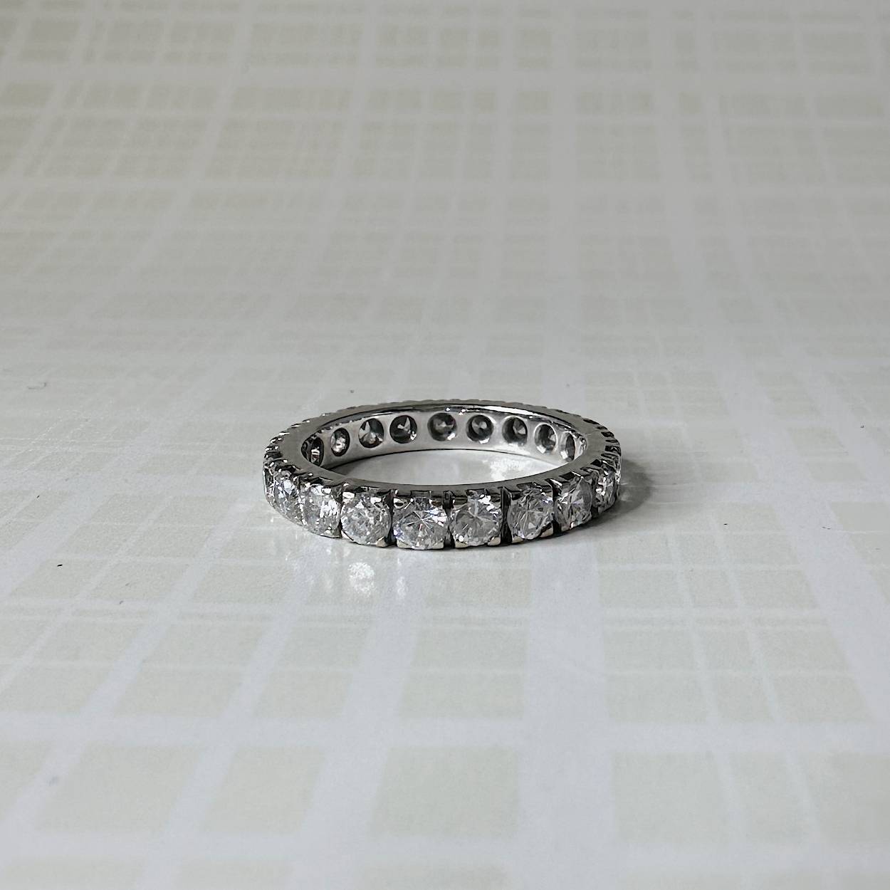 Deze prachtige vintage witgouden ring is rondom uitgevoerd met zirkonia. Dit type ring heet ook wel een ''Eternity Ring''