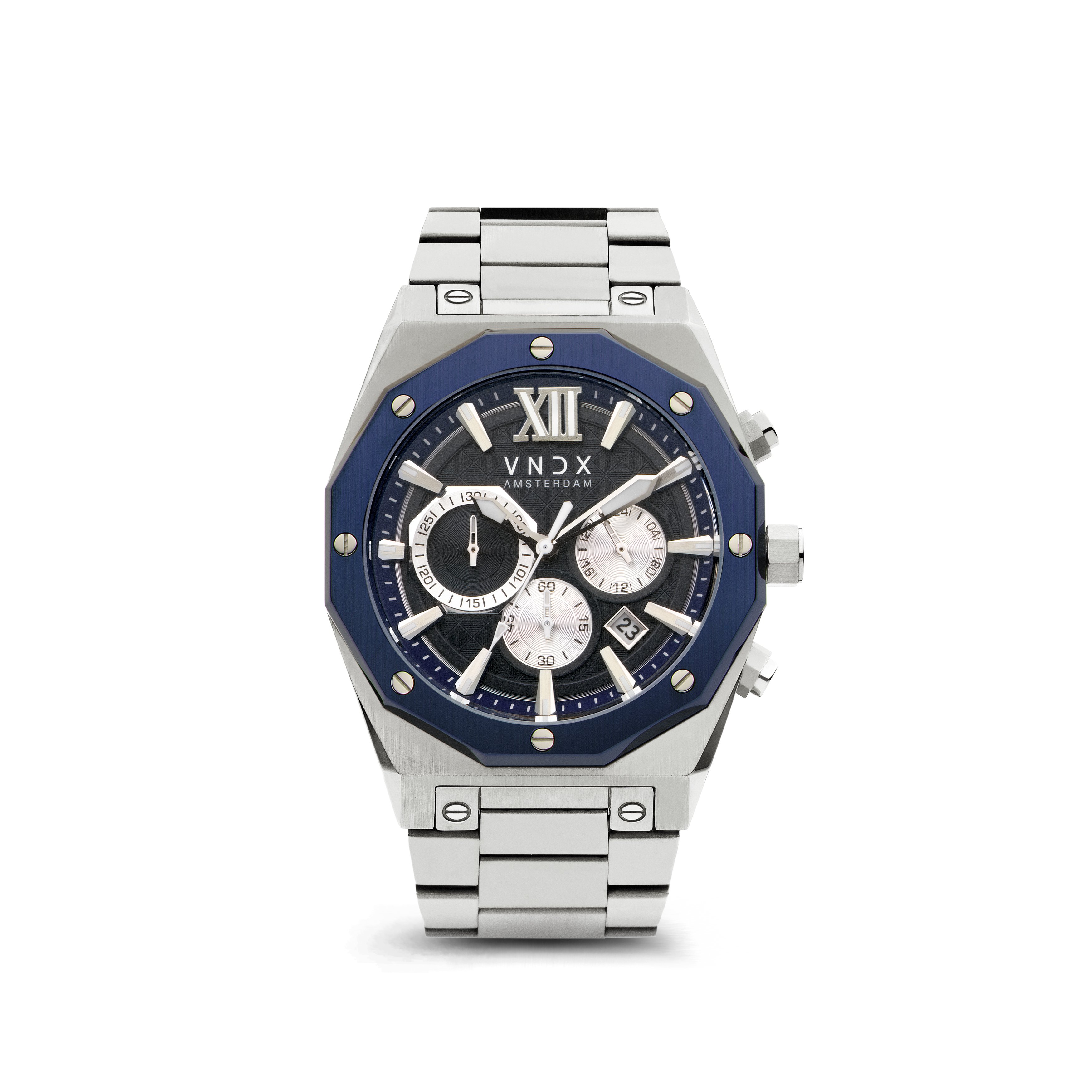 Dit horloge is hét model voor de stijlvolle man! De combinatie van het elegante zilver met de frisse blauwe wijzerplaat creëert een genot om te dragen. Het zilver en blauw zorgt voor een stijl die aansluit op iedere outfit. Dit horloge is als Wise Man te dragen tijdens zakelijke momenten, maar miststaat zeker niet bij Rebelse weekenden.