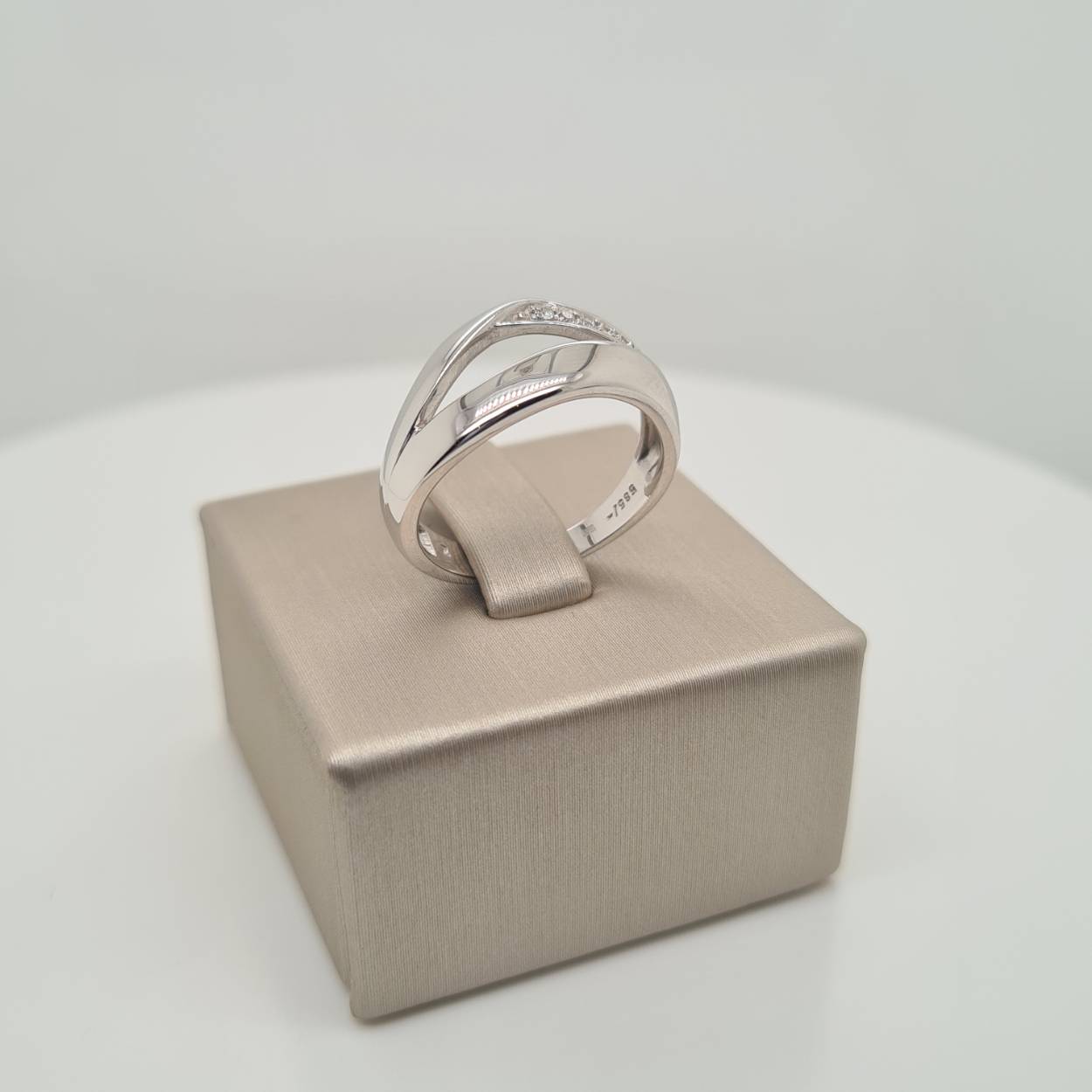 Prachtige 14krt witgouden ring met zirkonia. 

Deze ring is maat 52, heeft u interesse in een andere maat? Neem dan contact met ons op