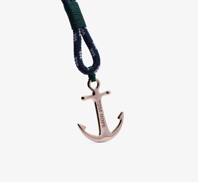 De mediterrane Green armband is een discrete maar prachtige metgezel voor elk soort avontuur. Dit tijdloze en verfijnde stuk is handgemaakt tot in de perfectie met een massief messing anker.

XS = 15-16.5cm