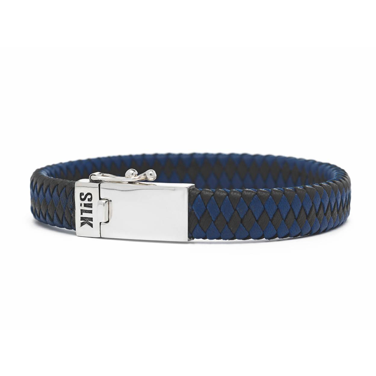 De 841BBU is een fijn gevlochten leren armband met stevige zilveren sluiting. De armband is gemaakt van 925 sterling zilver en zacht lamsleer, door het soepele leer valt de armband lekker om de pols en draagt daardoor prettig. De armband sluit middels een stevig bakslot en geeft de mogelijkheid om een naam, geboortedatum, initialen of een symbool te graveren. Combineer een leren armband ook eens met een zilveren armband om je look compleet af te stylen