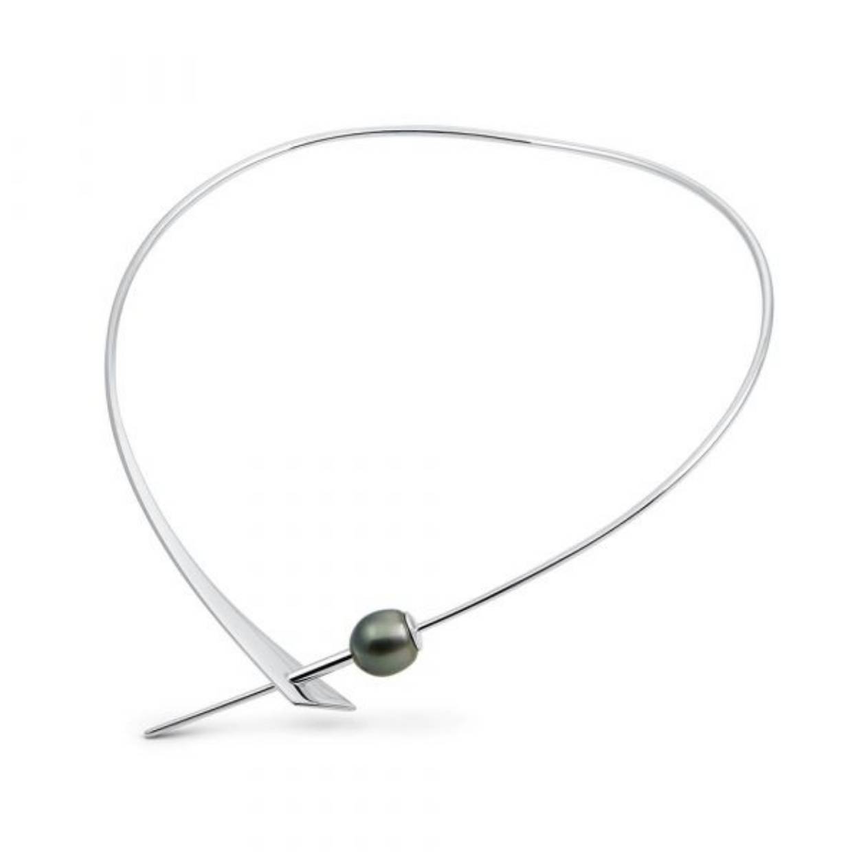 Een Tahiti parel van het unieke sieradenmerk NOL, welke aan een spang gedragen kan worden. De hanger wordt EXCLUSIEF spang geleverd. NOL sieraden staan al 55 jaar garant voor tijdloze elegantie en pure eenvoud. Ieder sieraad van NOL wordt met aandacht, passie, liefde en vakmanschap gecreëerd en wordt naar uw wensen en pasvorm gesmeed. De Nederlandse meesterwerken worden van hoge kwaliteit gemaakt en het doel van de ontwerper Jean Jacques Smeijsters is dat de vrouw die het sieraad gaat dragen letterlijk en figuurlijk mooier wil maken.